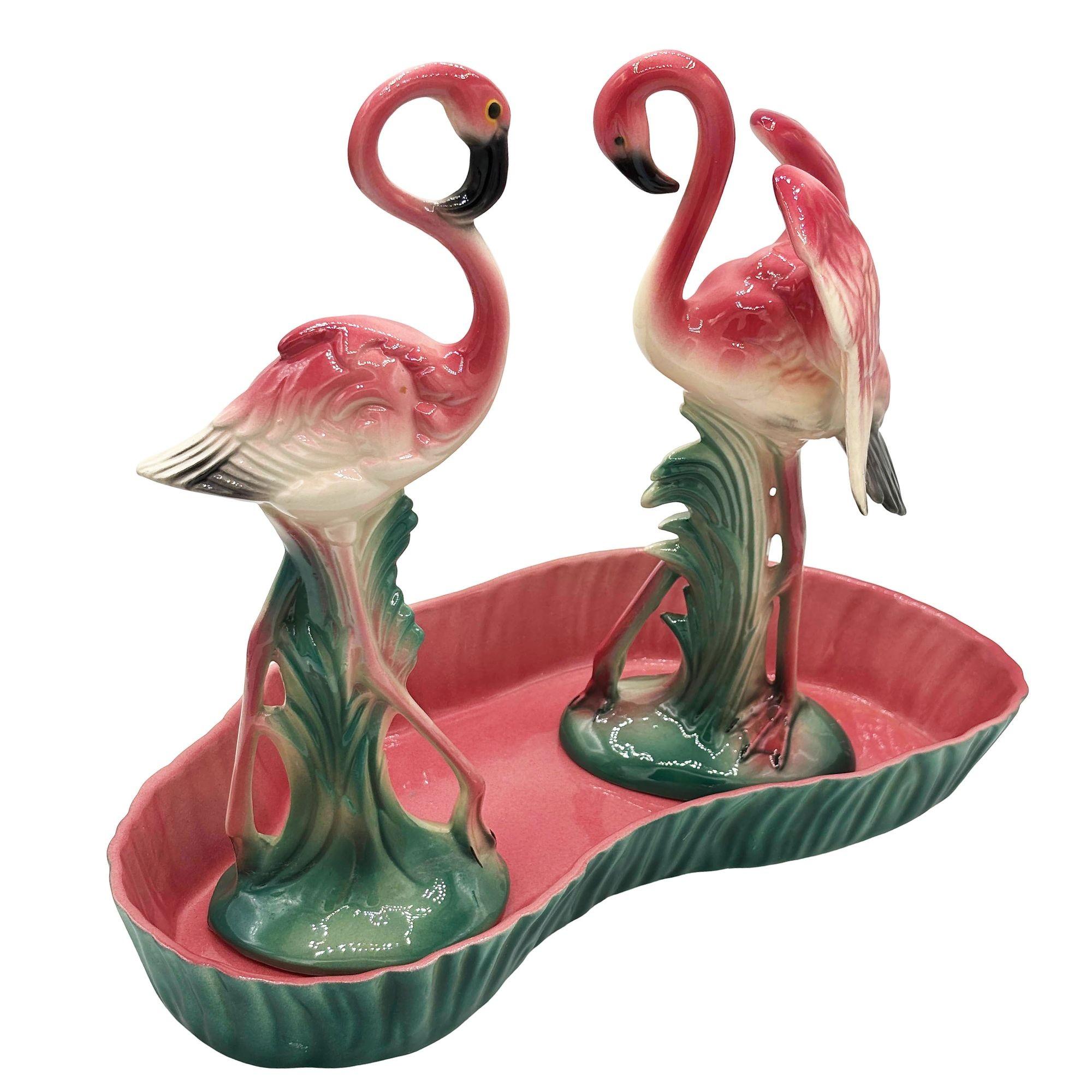 Mid-Century Modern Ensemble de figurines de flamant rose en céramique du milieu du siècle dans un plateau en forme d'étang tropical par Maddux en vente