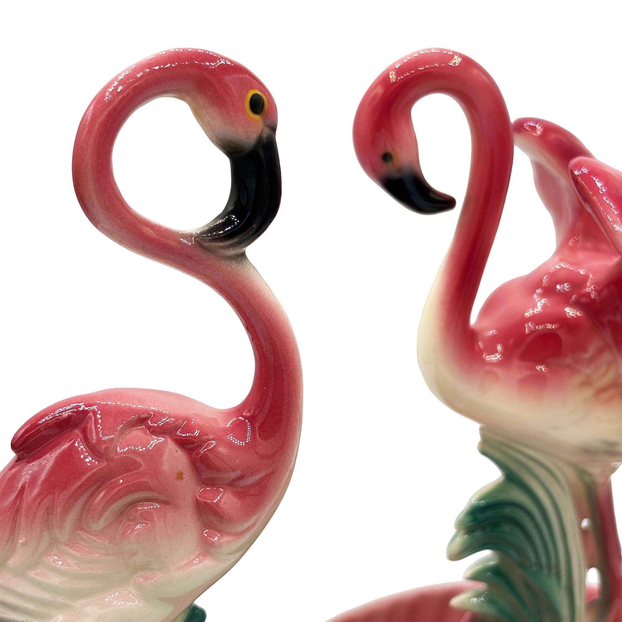 Américain Ensemble de figurines de flamant rose en céramique du milieu du siècle dans un plateau en forme d'étang tropical par Maddux en vente