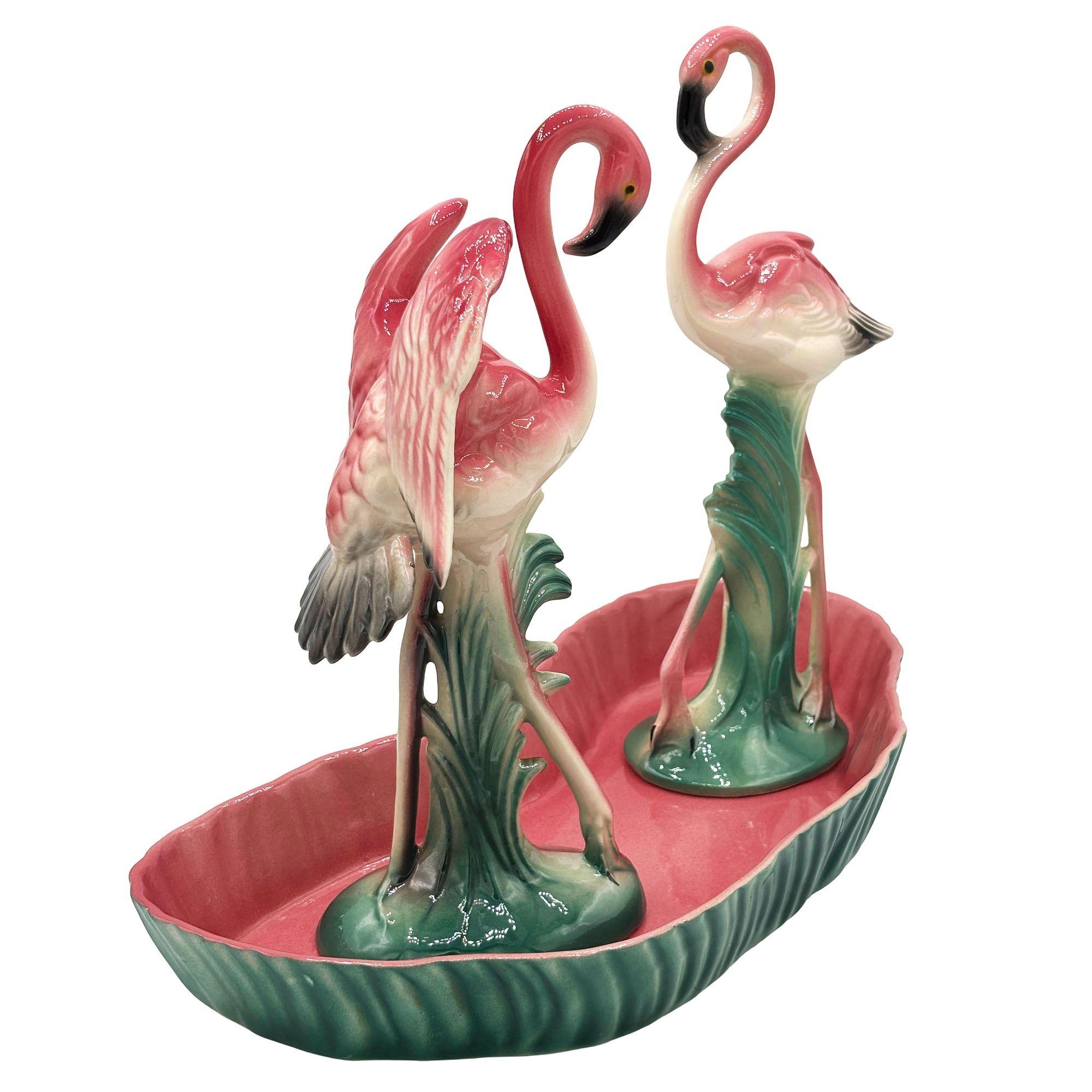 Céramique Ensemble de figurines de flamant rose en céramique du milieu du siècle dans un plateau en forme d'étang tropical par Maddux en vente