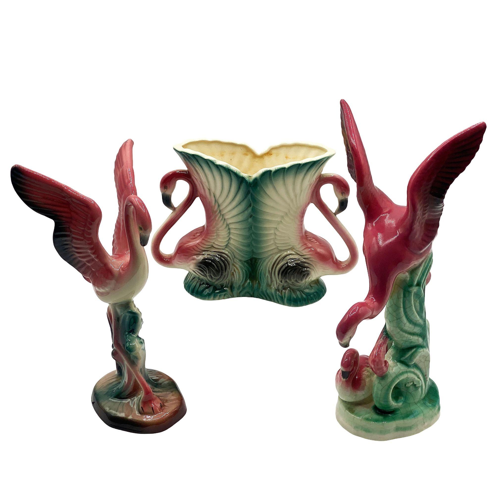 Mitte des Jahrhunderts Satz von 2 rosa und grünen Flamingo Keramik-Figuren und dekorative Vase. Das Set besteht aus zwei wunderschön detaillierten rosa Flamingos mit ausgebreiteten Flügeln inmitten üppiger grüner Blätter und einem passenden