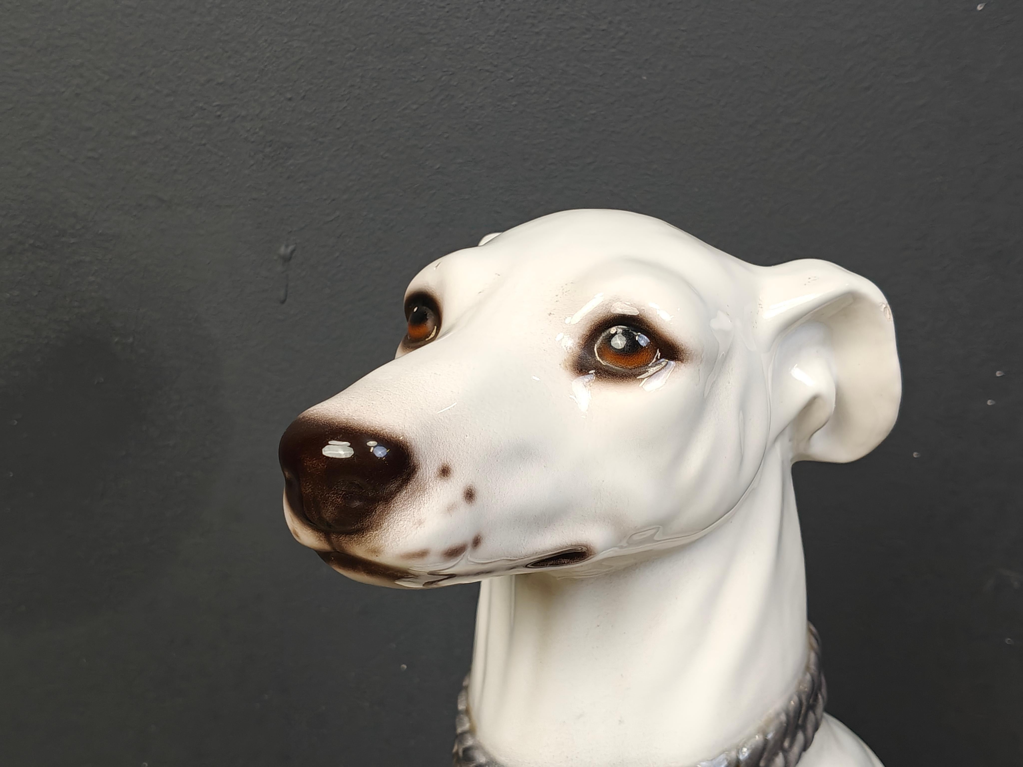 
Preciosa escultura esculpida de forma natural de un galgo sentado, de cerámica y fabricada en Italia.

Postura bella y elegante con un rostro expresivo.

Buen estado

años 60 - Italia

Altura: 61 cm
Anchura: 30 cm
Profundidad: 25 cm

Referencia: