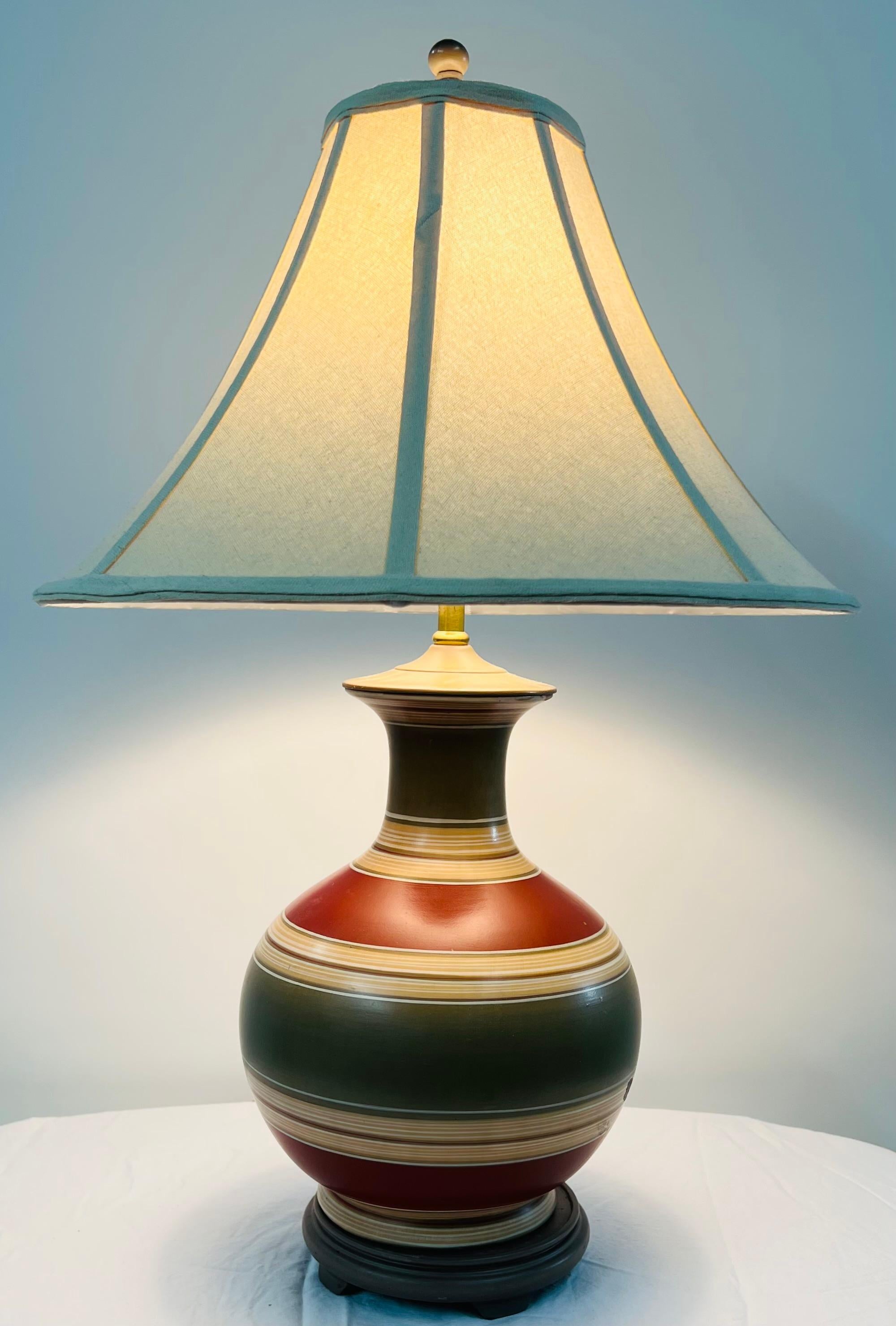 Mid-Century Ceramic Hand Painted Table Lamp In Good Condition For Sale In Plainview, NY