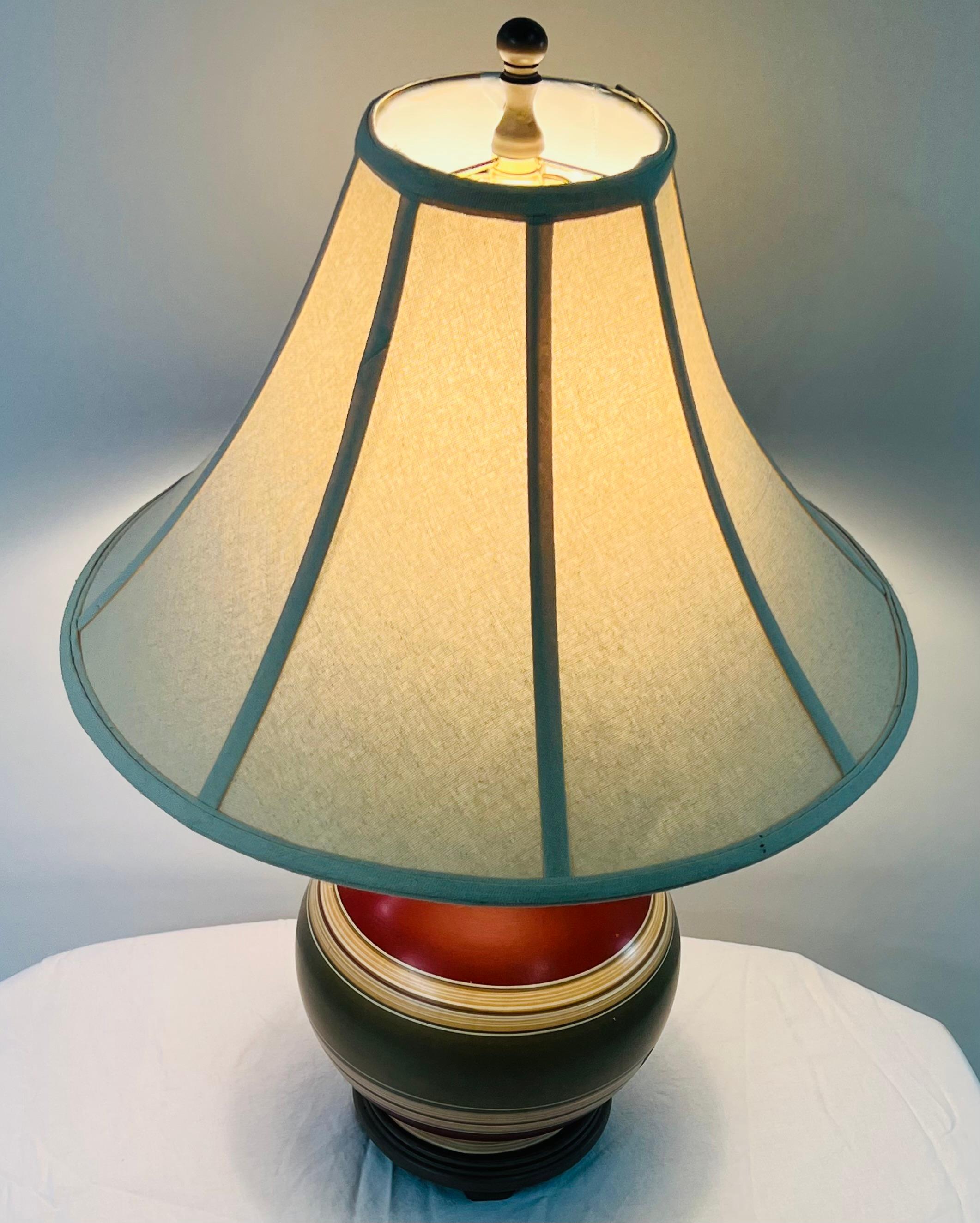Lampe de table en céramique peinte à la main du milieu du siècle dernier en vente 2