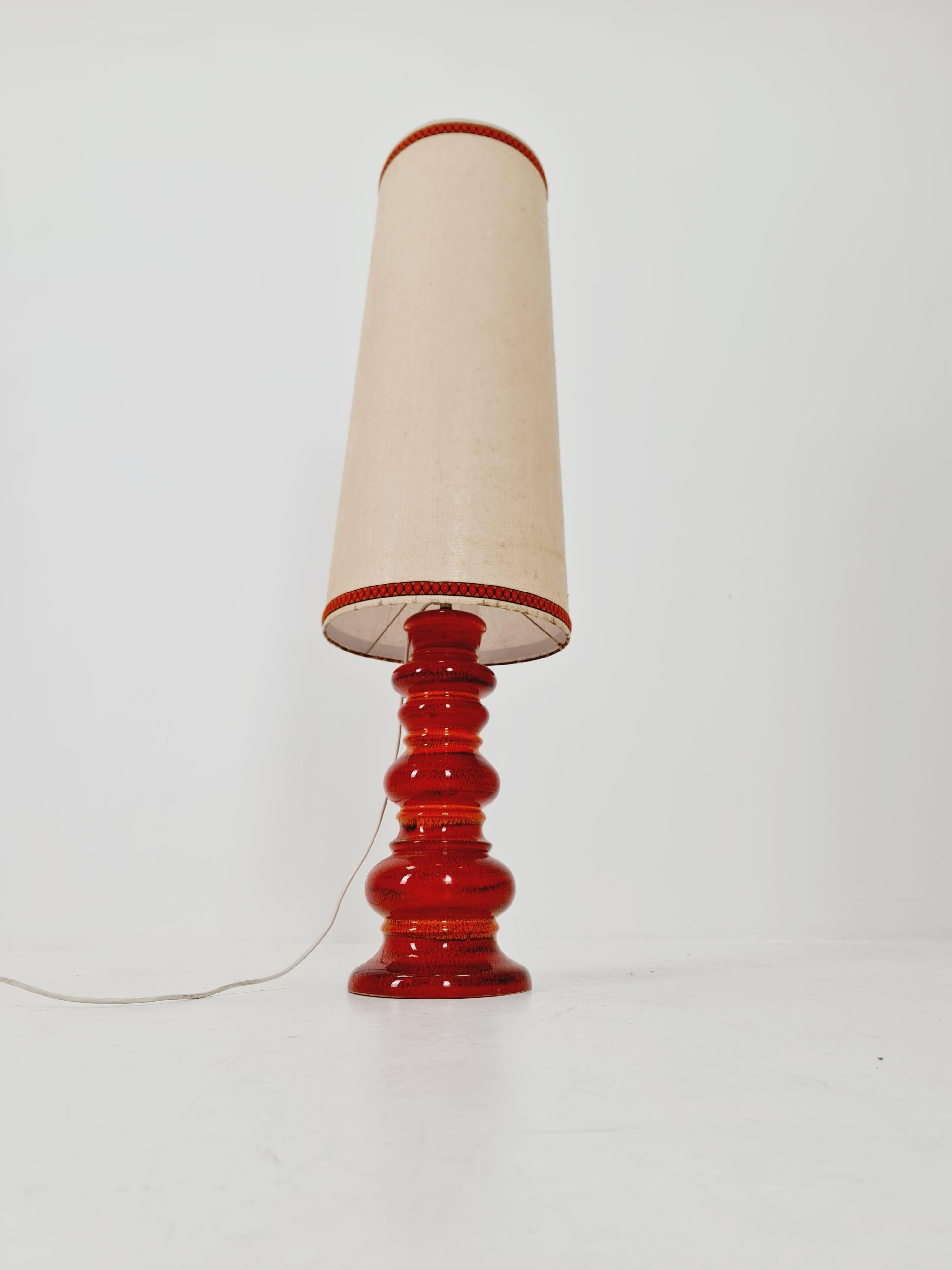 Mid Jahrhundert Keramik handgefertigte Stehlampe 1960er Jahre Deutschland

seltene und wunderschöne Lampe aus handgefertigtem Keramiksockel und genähtem Stoffschirm in breitem Filmdesign und Lichtverteilung 

Bedingung 
die Lampe ist in tollem