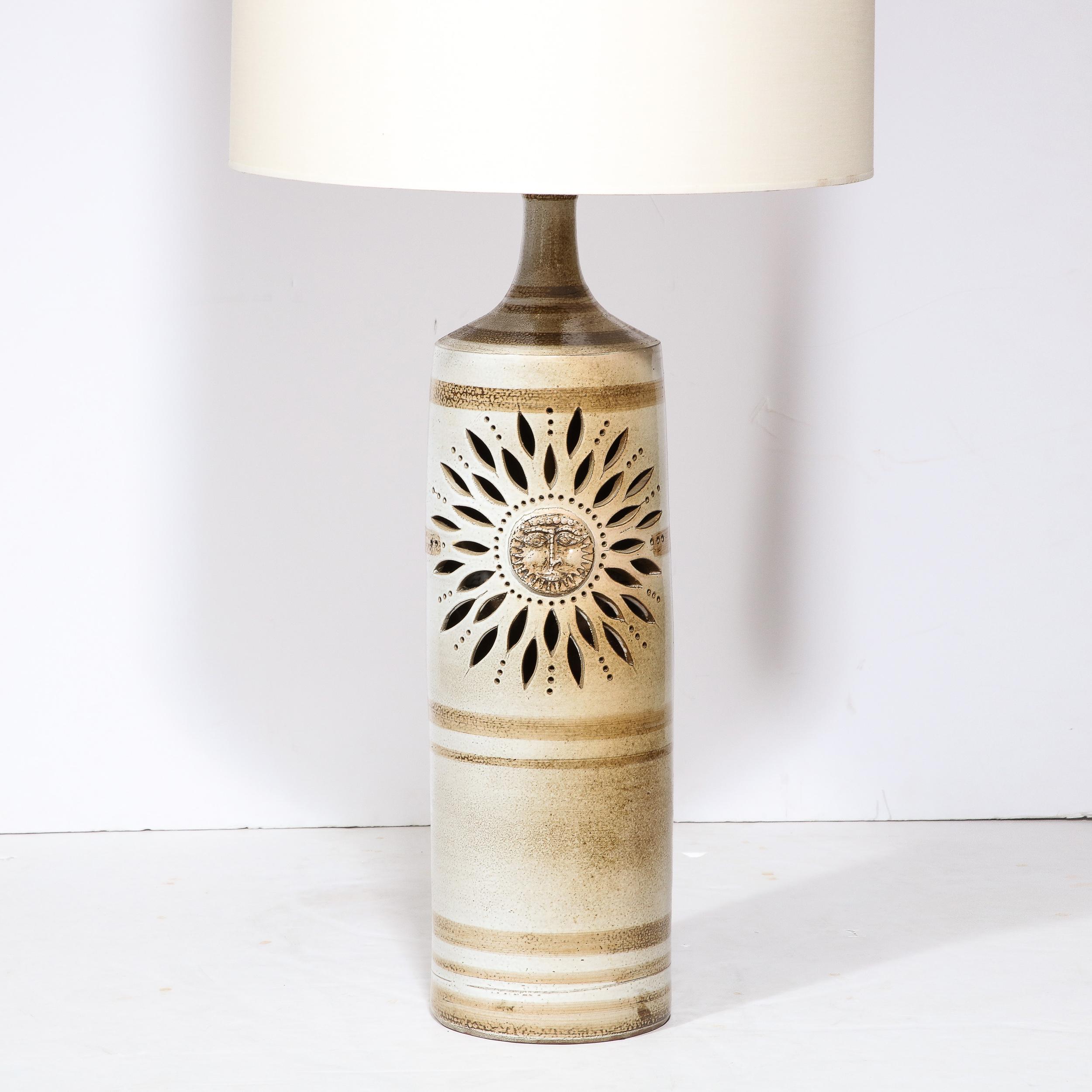 Keramik-Tischlampe mit Blumenmotiv aus der Mitte des Jahrhunderts, handbemalt mit Sonnenmotiv von Pierre Pissareff (Moderne der Mitte des Jahrhunderts) im Angebot