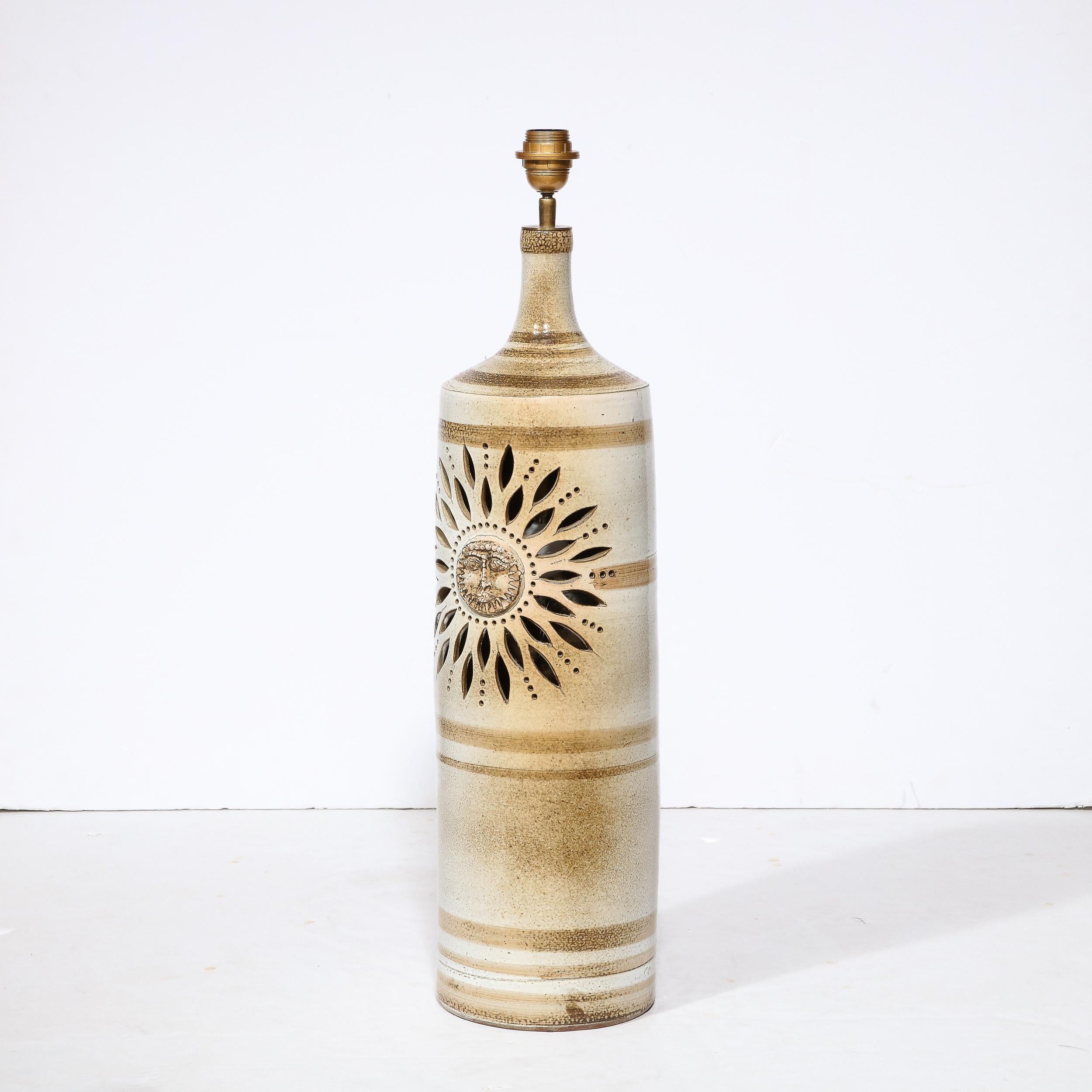 Milieu du XXe siècle Lampe de table du milieu du siècle en céramique peinte à la main avec motif de soleil floral par Pierre Pissareff en vente