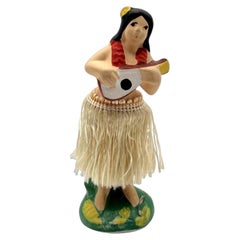 Keramikpuppe aus der Mitte des Jahrhunderts: Tanzendes Hula-Mädchen aus Hawaii mit Ukulele (Wackelpuppe)