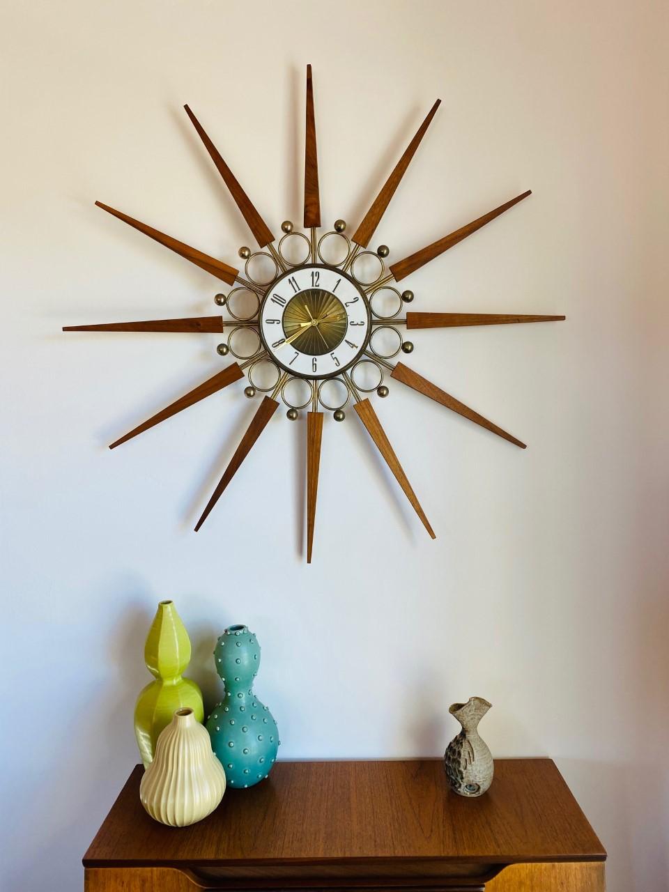 Questo bellissimo pezzo di Dun Caoin aggiunge estrosità e stile al tuo arredamento. La base scultorea, ricca di dettagli, presenta la figura di un pesce. I dettagli scolpiti e gli occhi danno forma a un lato, mentre le linee pulite della ceramica