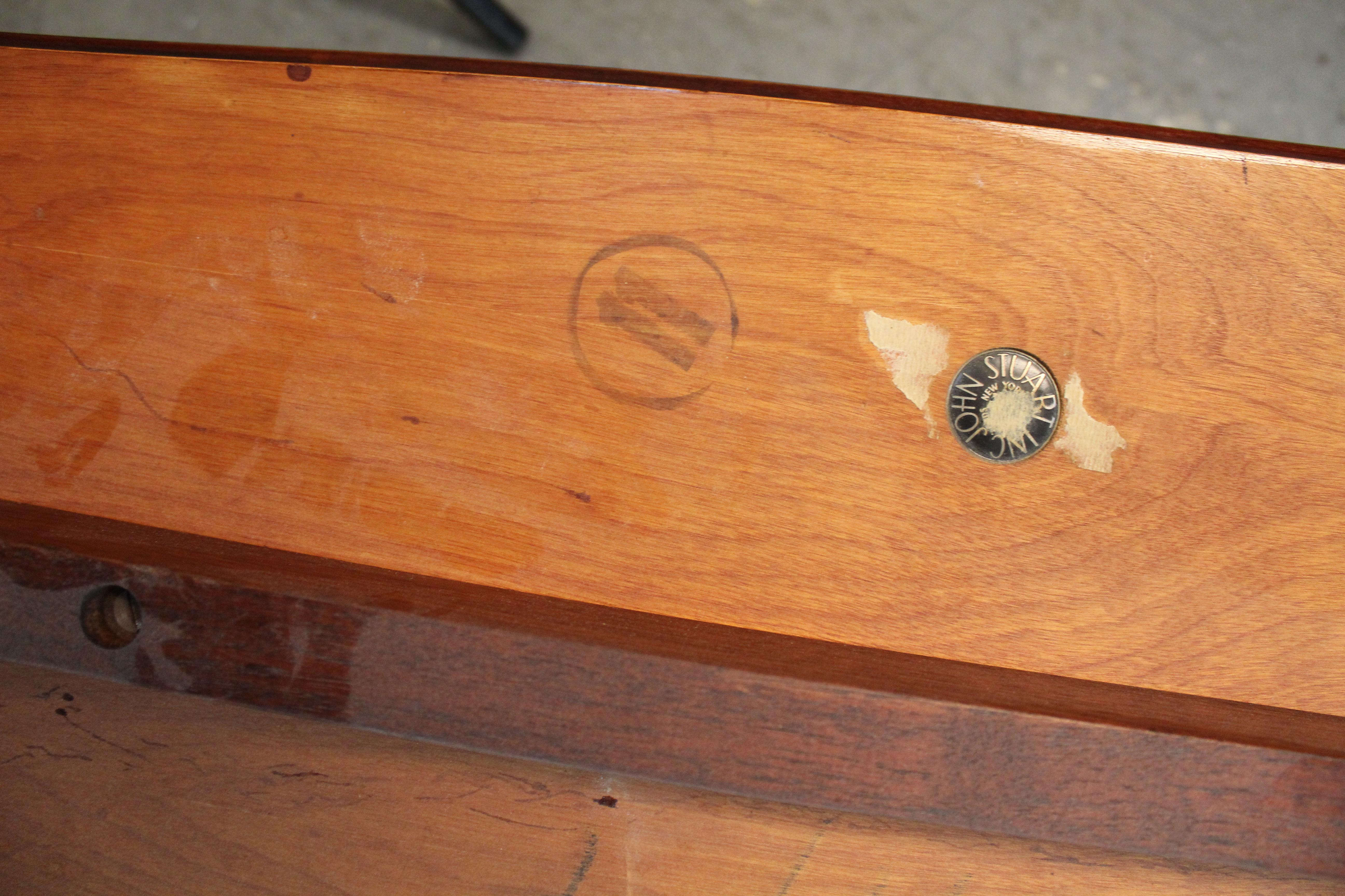 Table basse marquetée du milieu du siècle dernier par John Stuart en vente 6