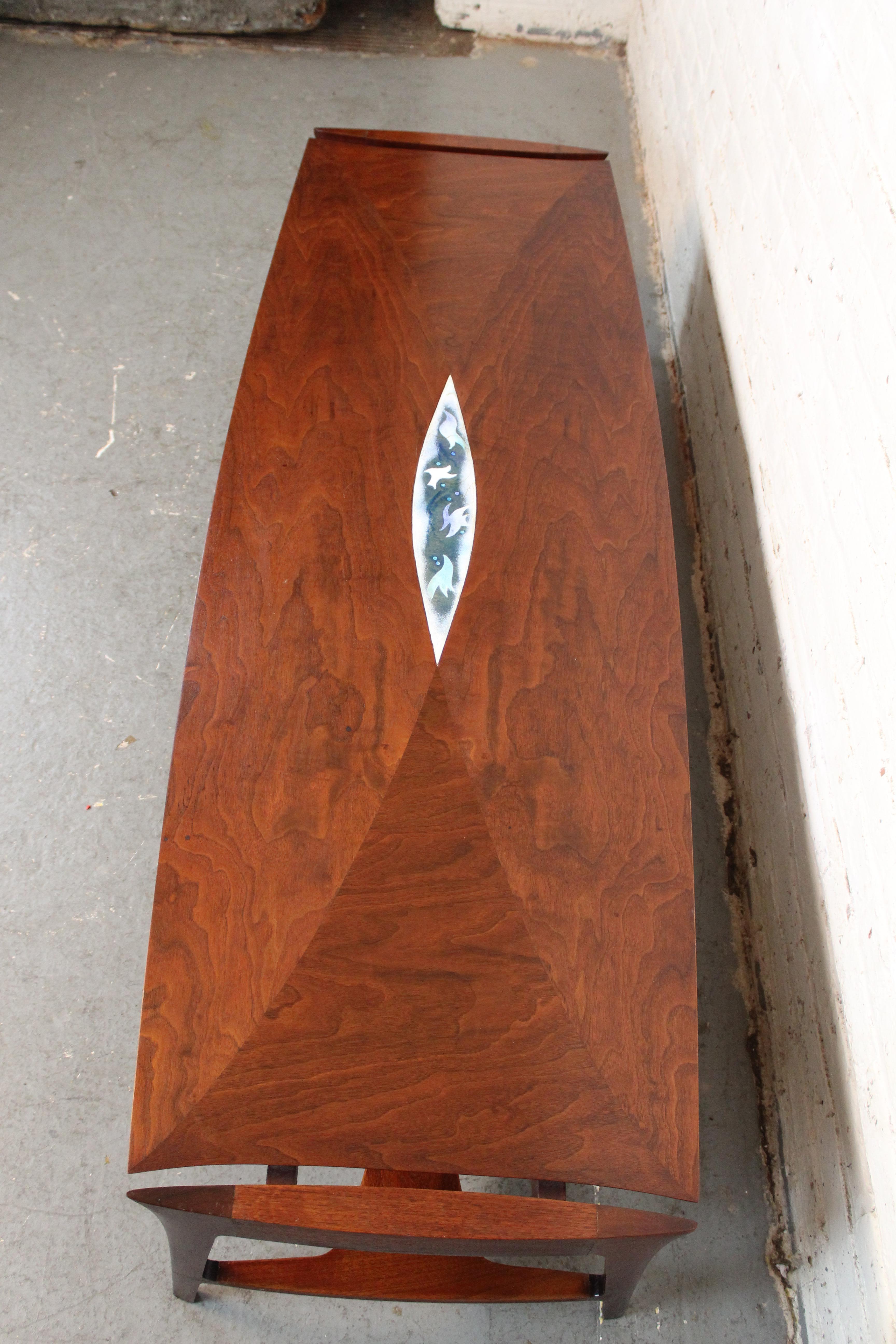 Sculpté Table basse marquetée du milieu du siècle dernier par John Stuart en vente