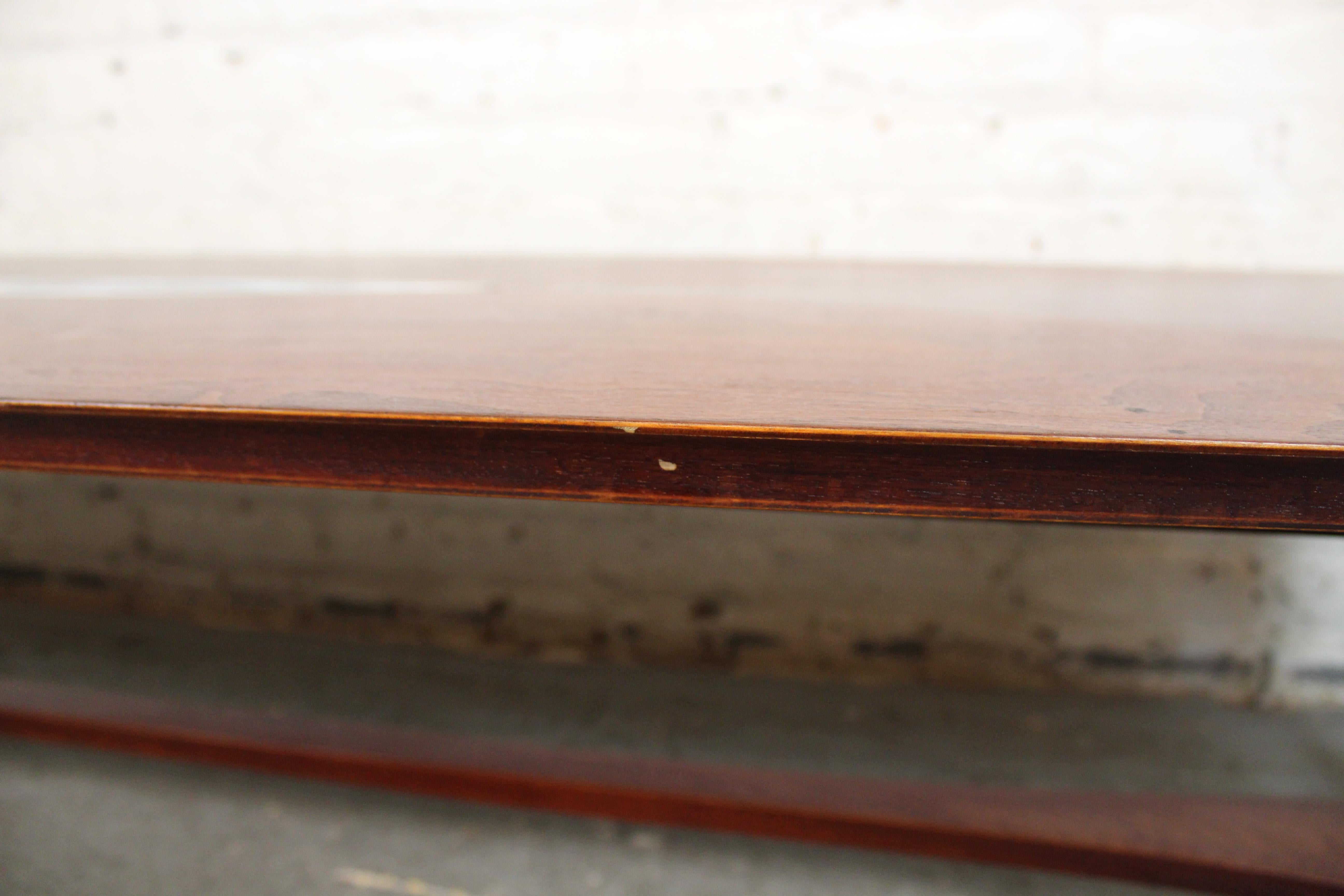 20ième siècle Table basse marquetée du milieu du siècle dernier par John Stuart en vente
