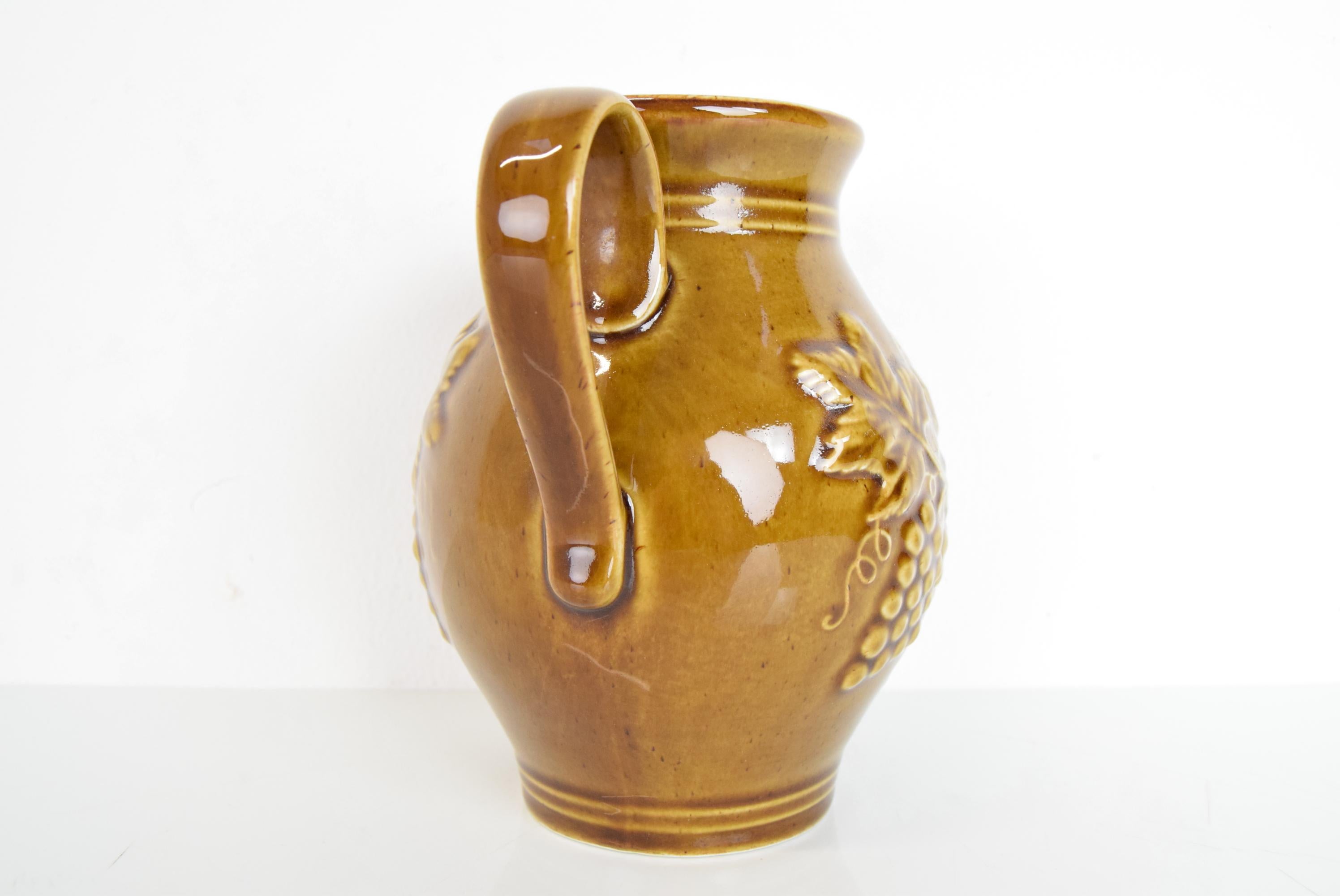 Tchèque Pichet en céramique du milieu du siècle, années 1960. en vente