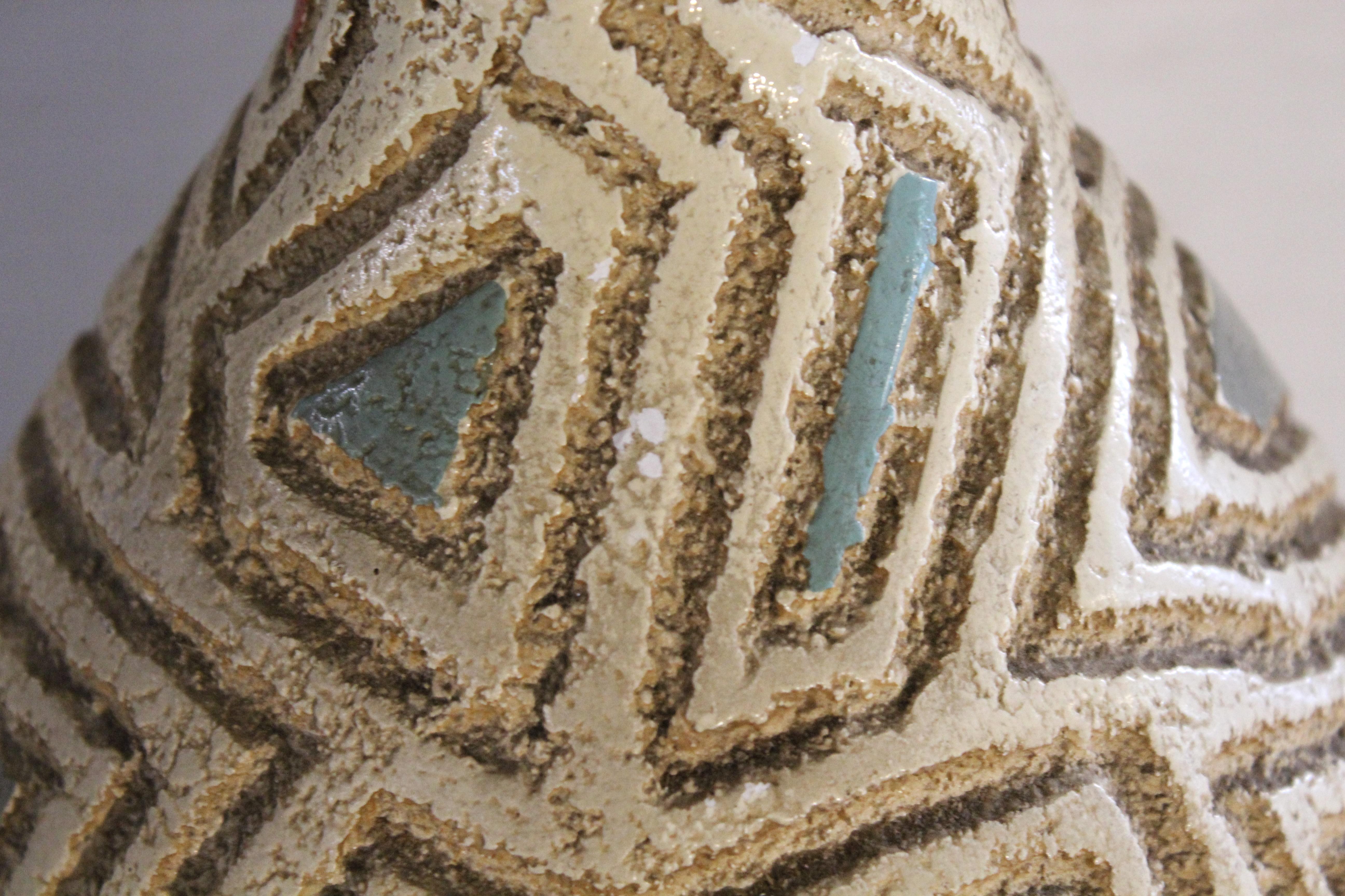 Esta lámpara de sobremesa de cerámica presenta motivos geométricos en relieve con toques azules y rojos. Colocada sobre una base de madera, es una divertida lámpara para casa o la oficina.
Por favor, confirme la ubicación NY o NJ