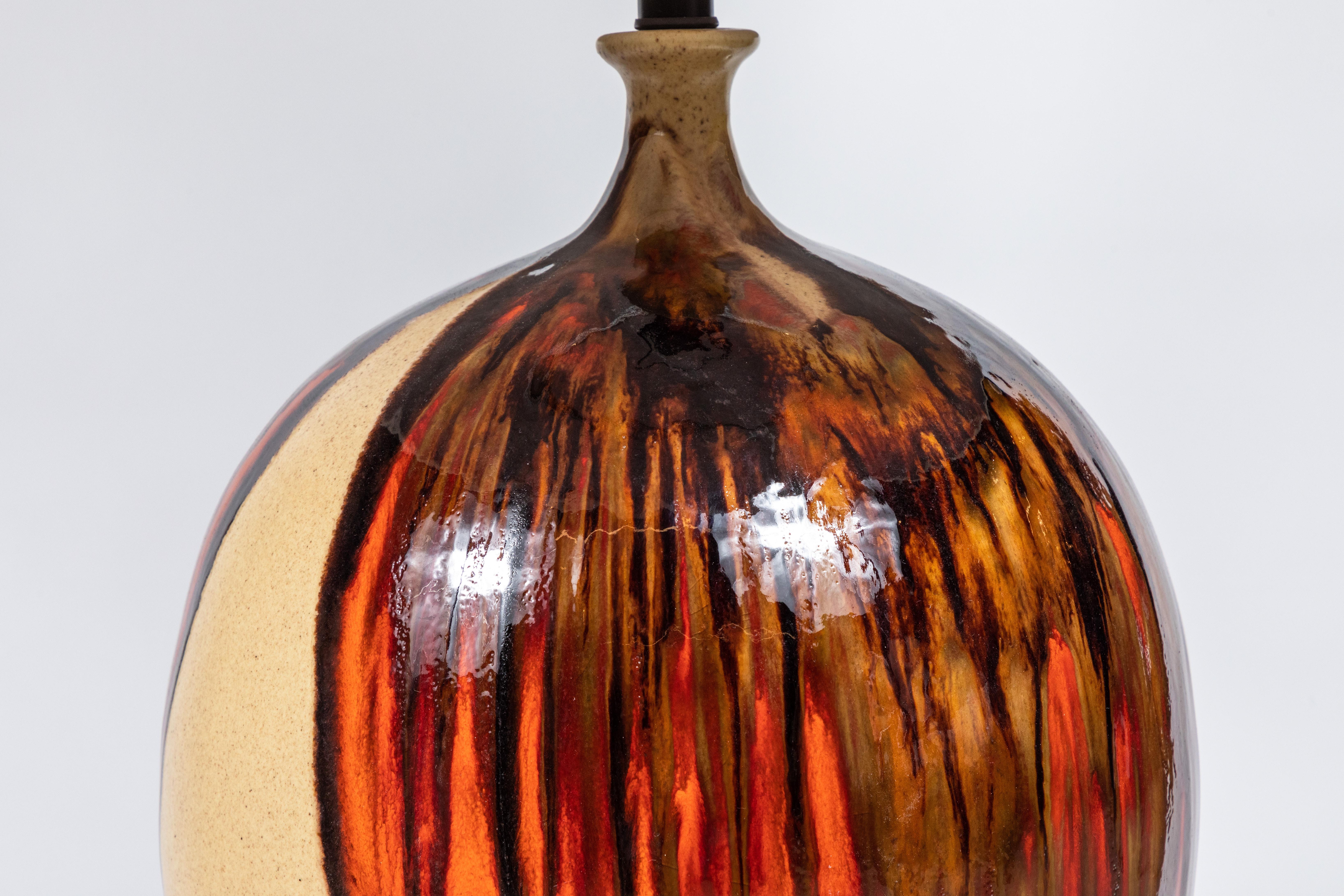 Mid-Century-Keramiklampe in Tropfglasur in Braun und Orange mit individuellem Schirm (20. Jahrhundert)