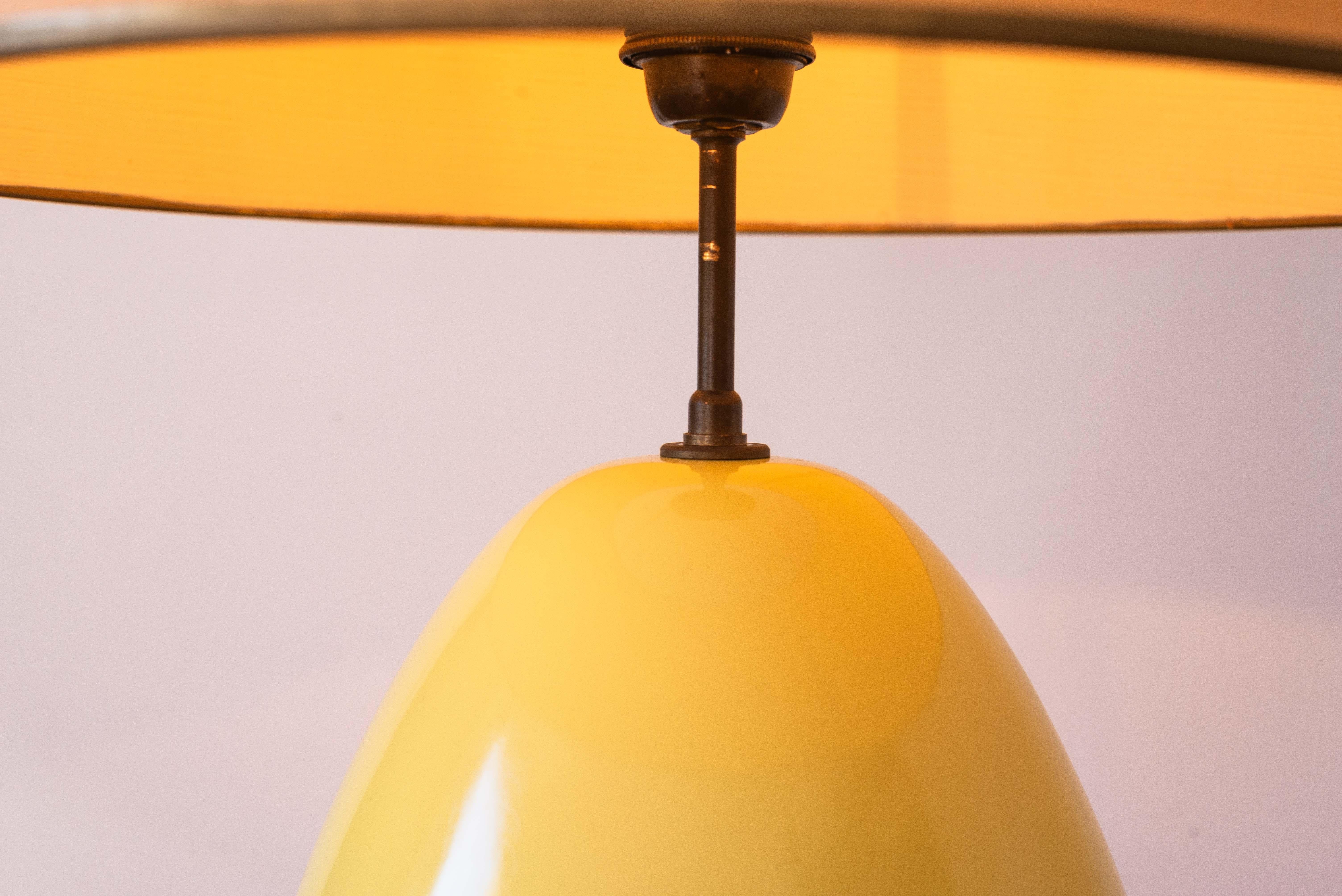 Lampe en céramique du milieu du siècle - glaçure jaune et forme ovale en poire - France années 1960 en vente 3