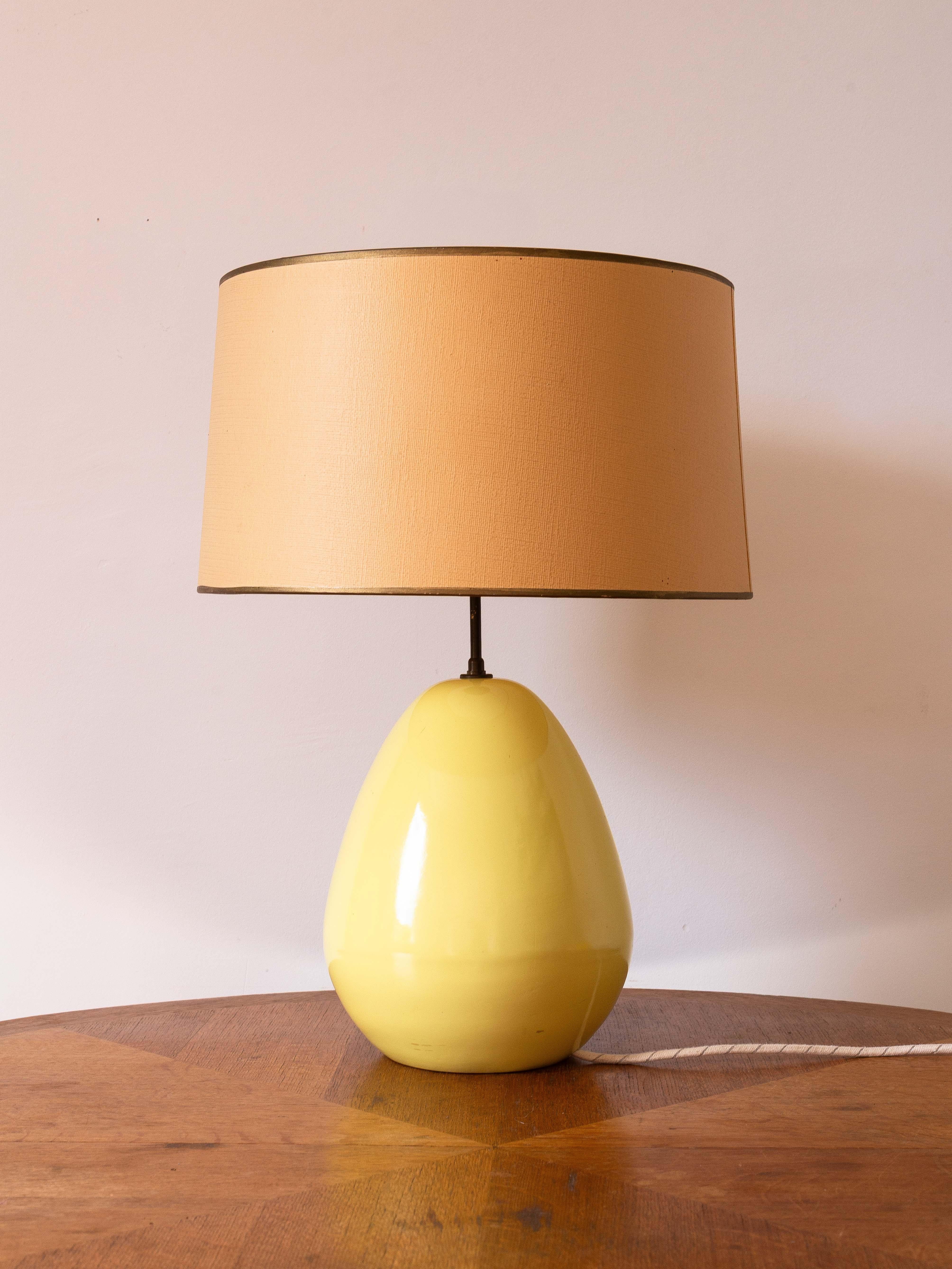 Mid-Century Modern Lampe en céramique du milieu du siècle - glaçure jaune et forme ovale en poire - France années 1960 en vente