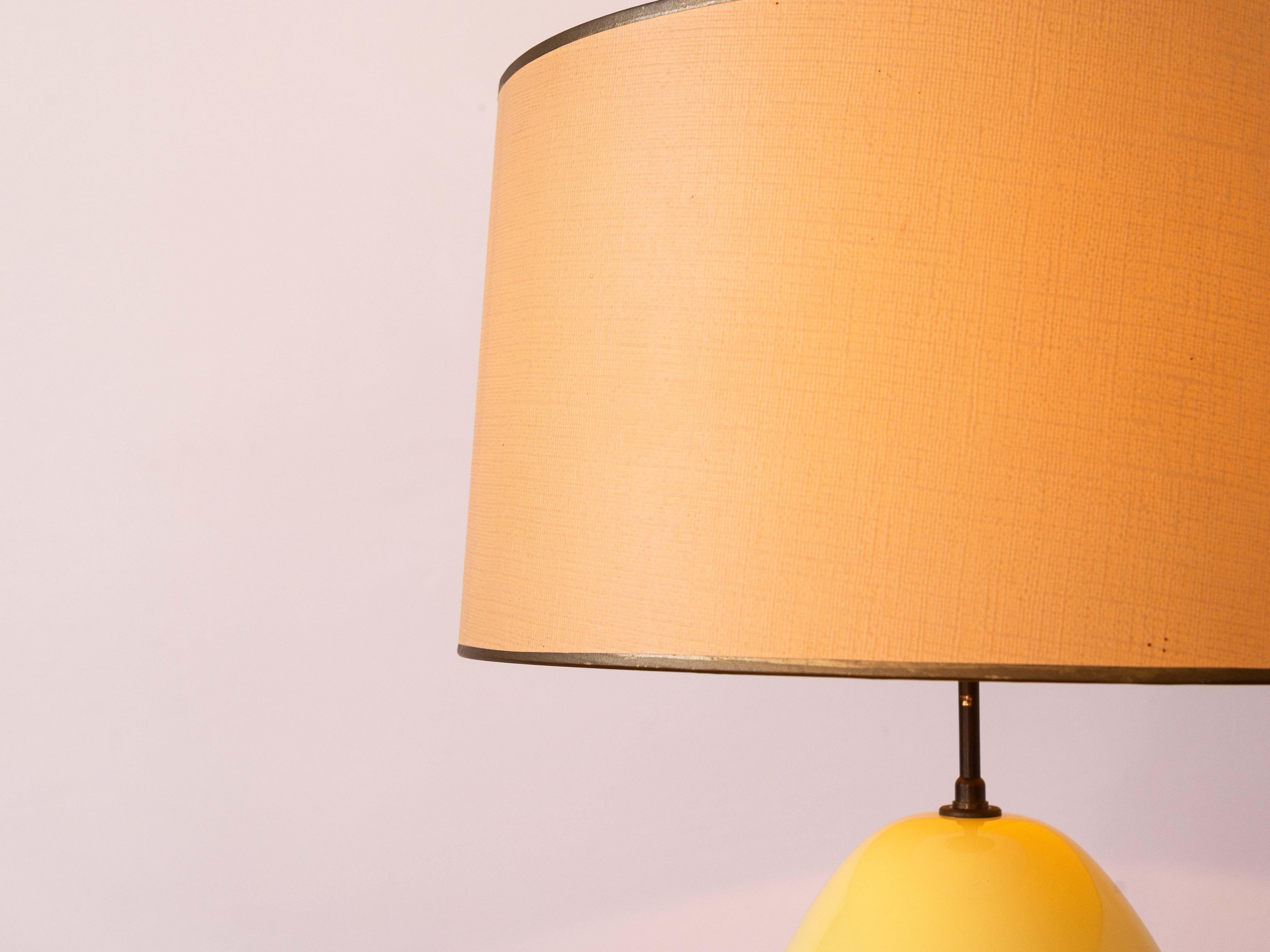 Français Lampe en céramique du milieu du siècle - glaçure jaune et forme ovale en poire - France années 1960 en vente