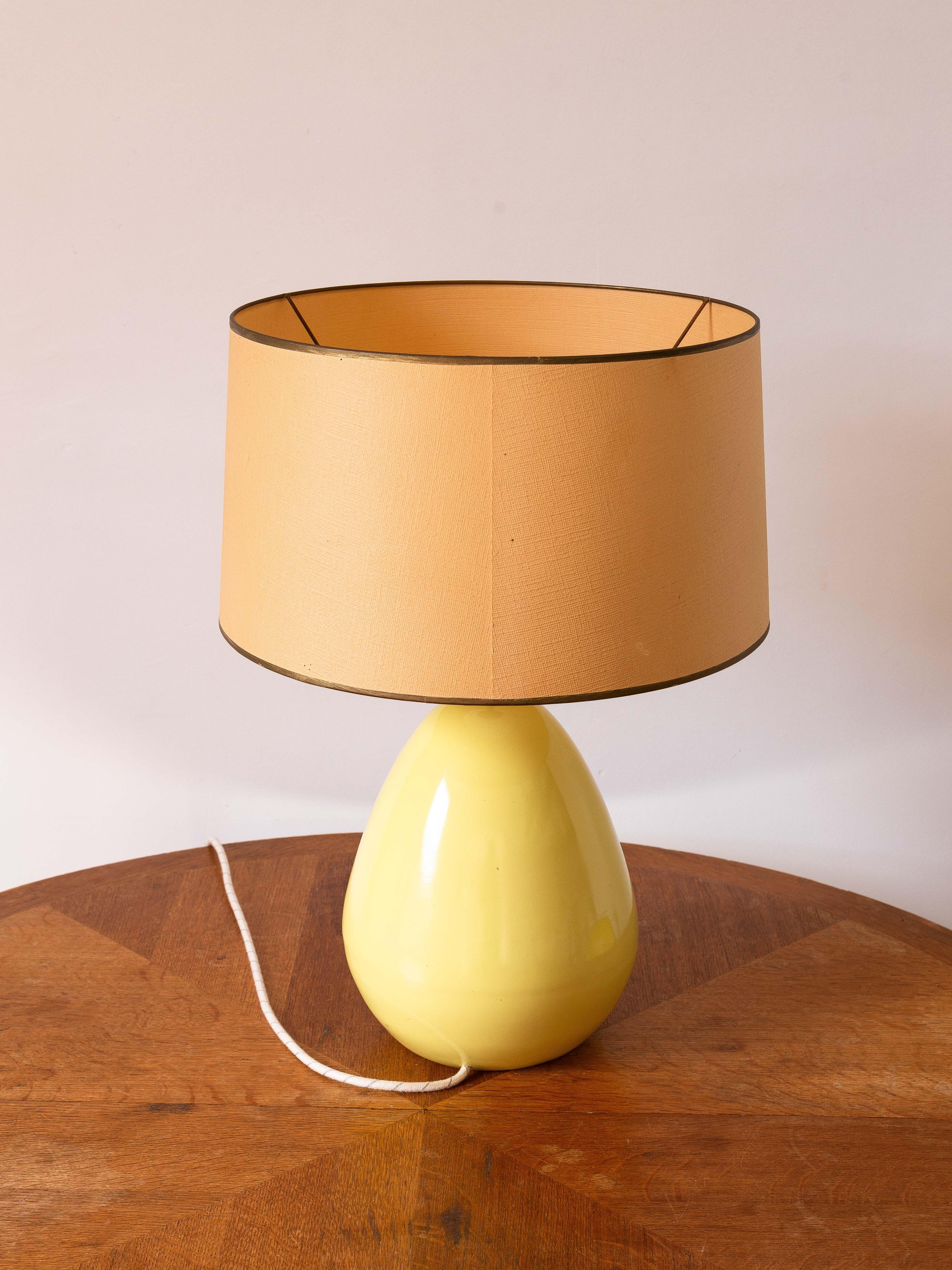 Émaillé Lampe en céramique du milieu du siècle - glaçure jaune et forme ovale en poire - France années 1960 en vente