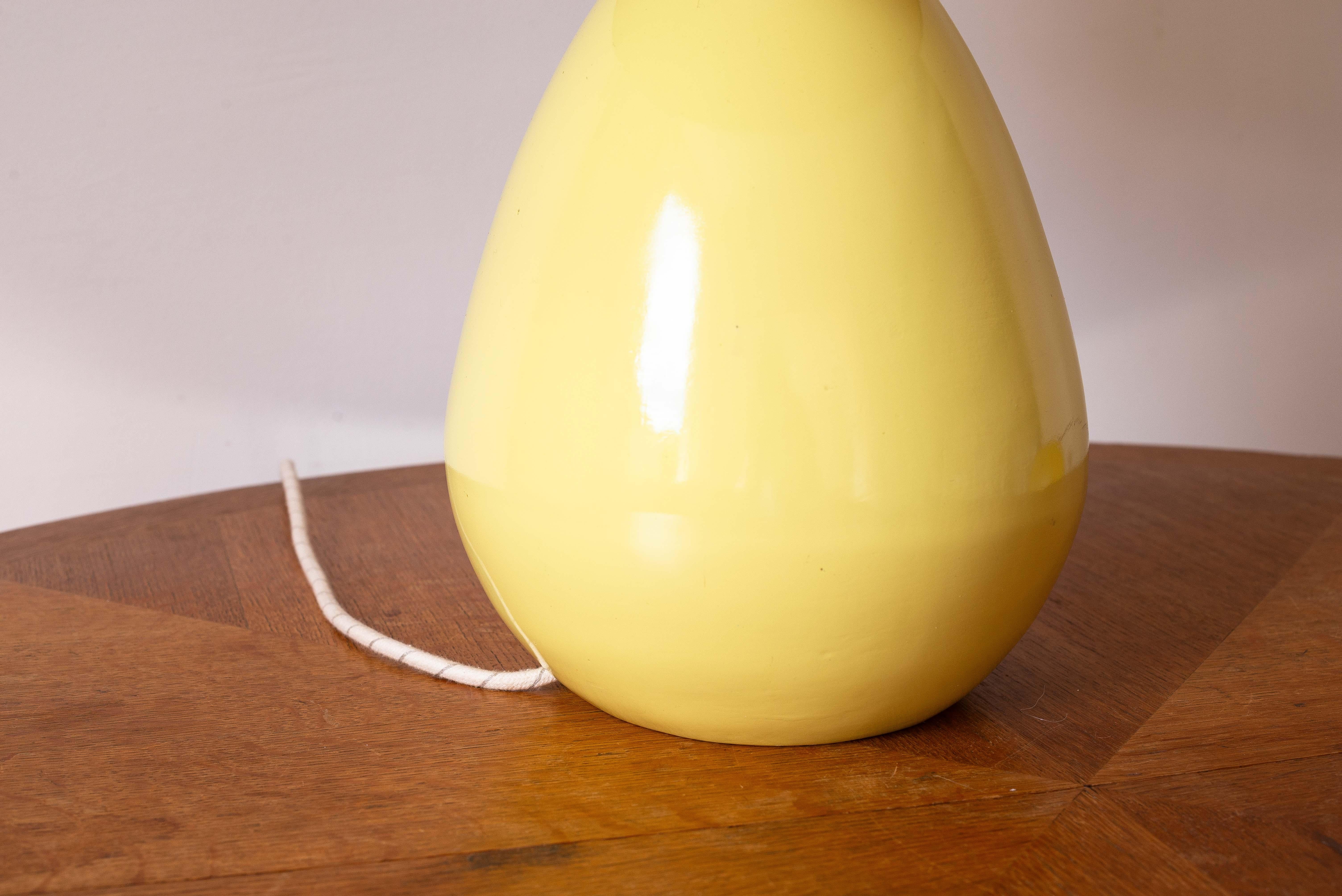 Lampe en céramique du milieu du siècle - glaçure jaune et forme ovale en poire - France années 1960 Bon état - En vente à ROUEN, Normandie