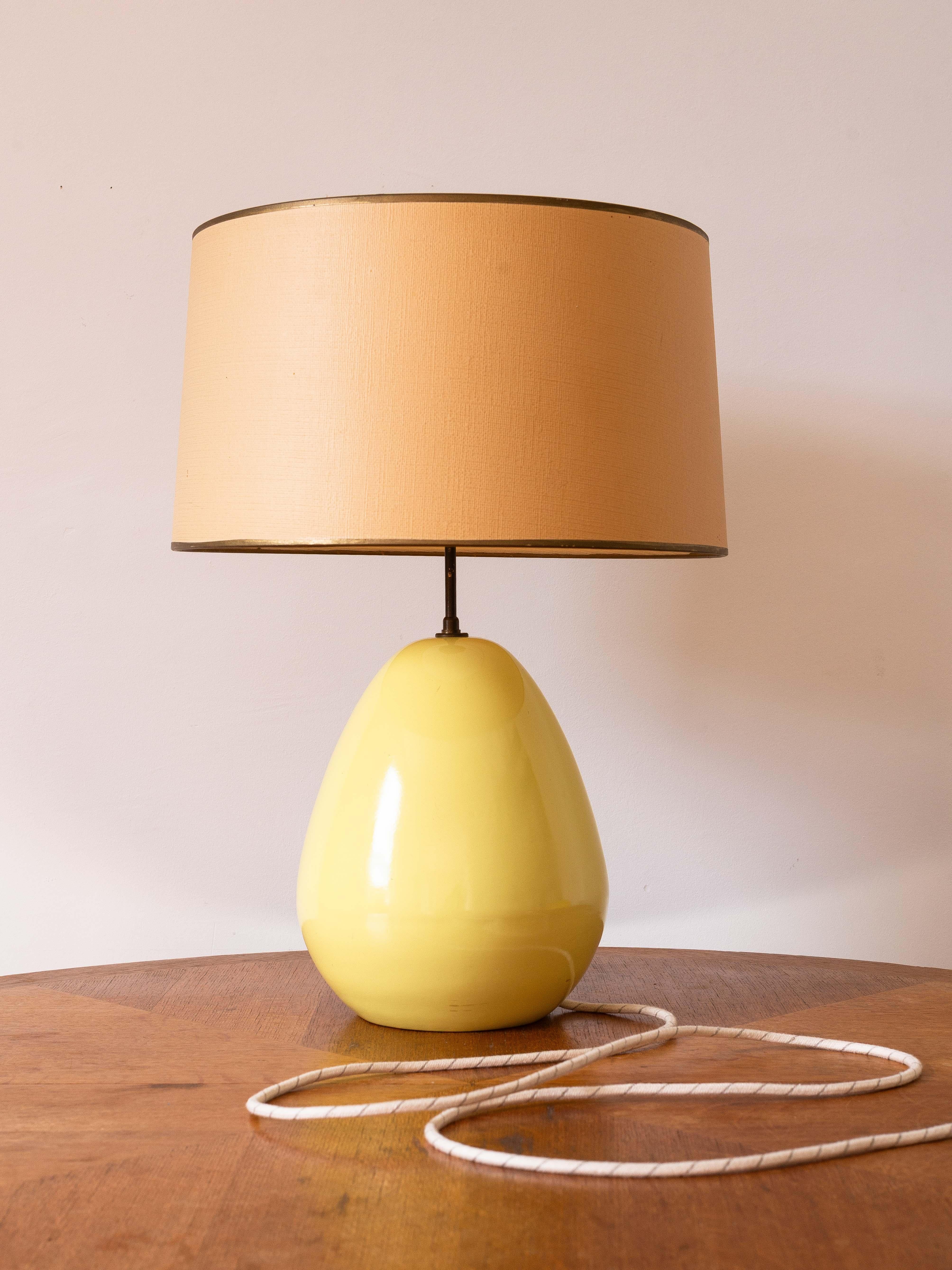 Laiton Lampe en céramique du milieu du siècle - glaçure jaune et forme ovale en poire - France années 1960 en vente