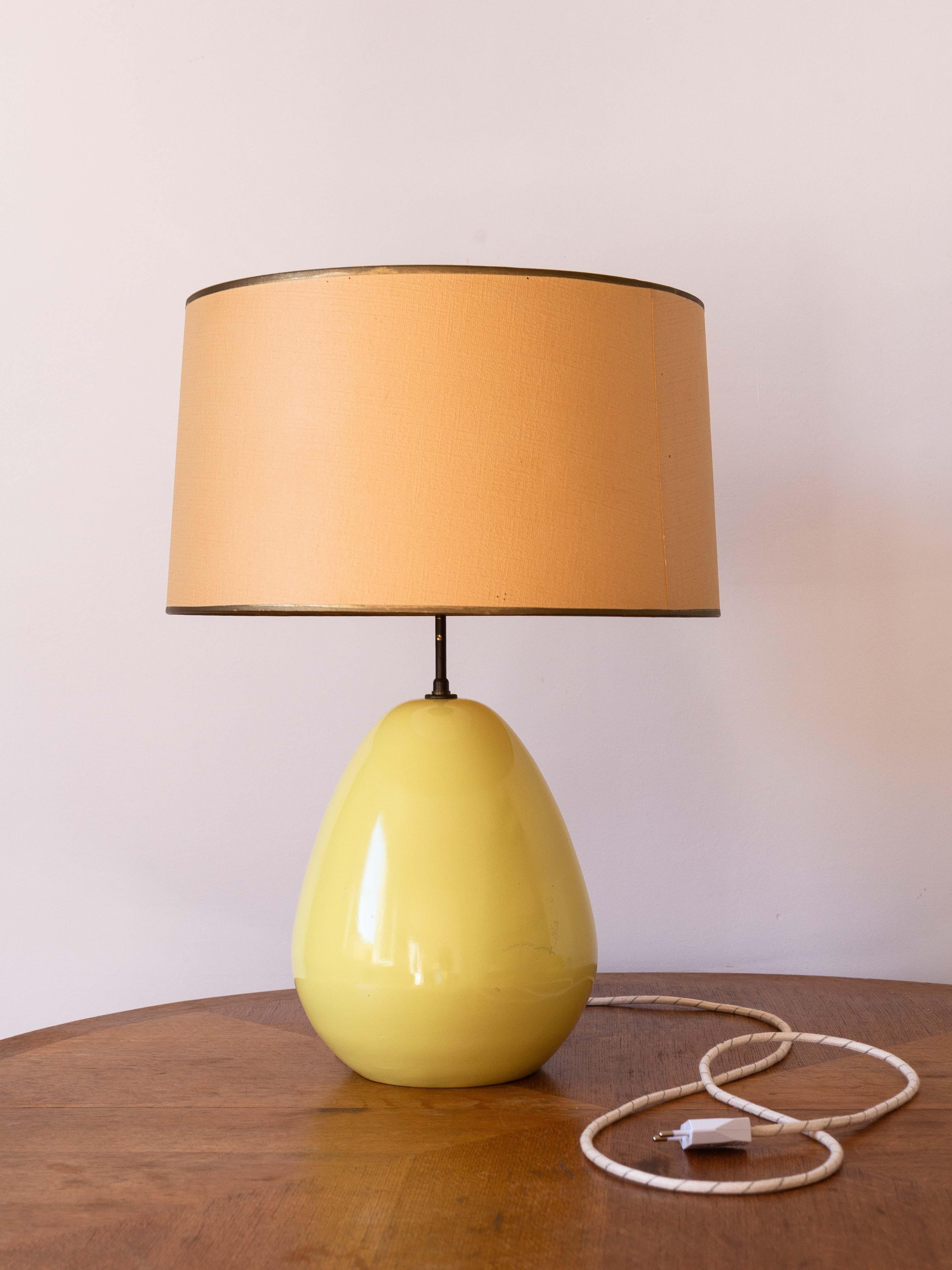 Lampe en céramique du milieu du siècle - glaçure jaune et forme ovale en poire - France années 1960 en vente 1