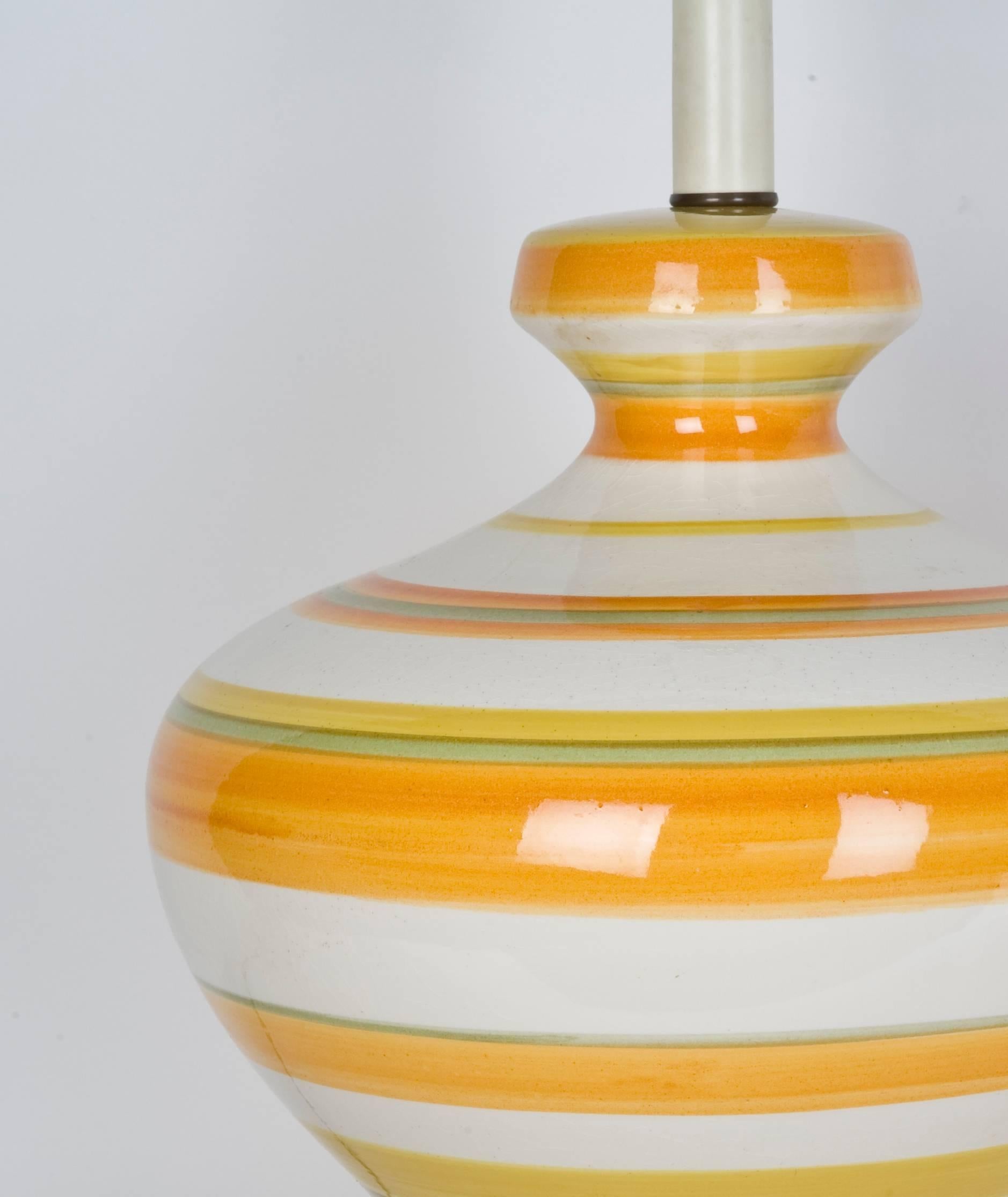 Mid-Century Modern Lampes en céramique du milieu du siècle dernier à rayures oranges, jaunes et vertes pâles, années 1960 en vente