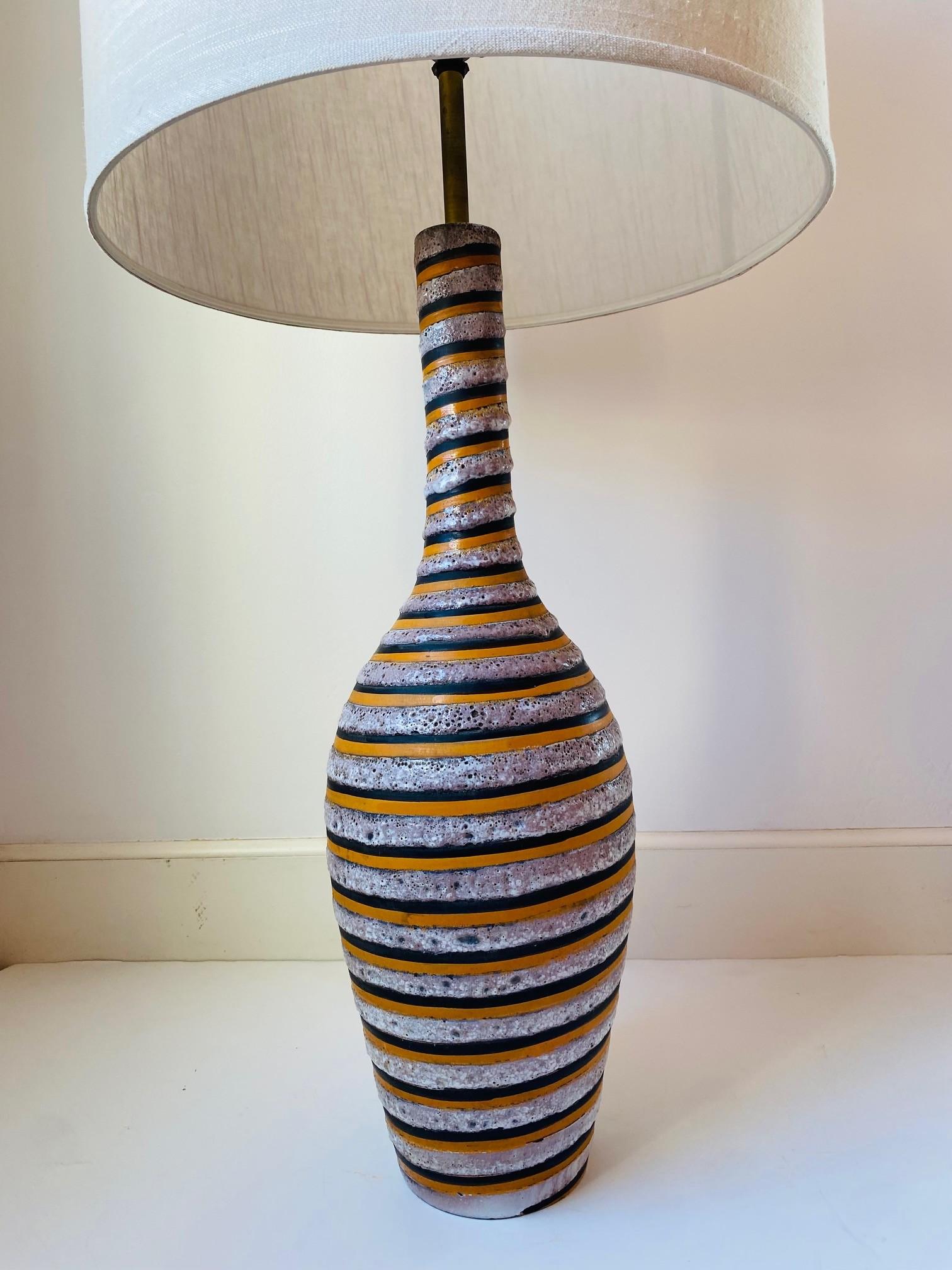 Fatto a mano Lampada in ceramica di metà secolo con smalto lavico di Bitossi in vendita