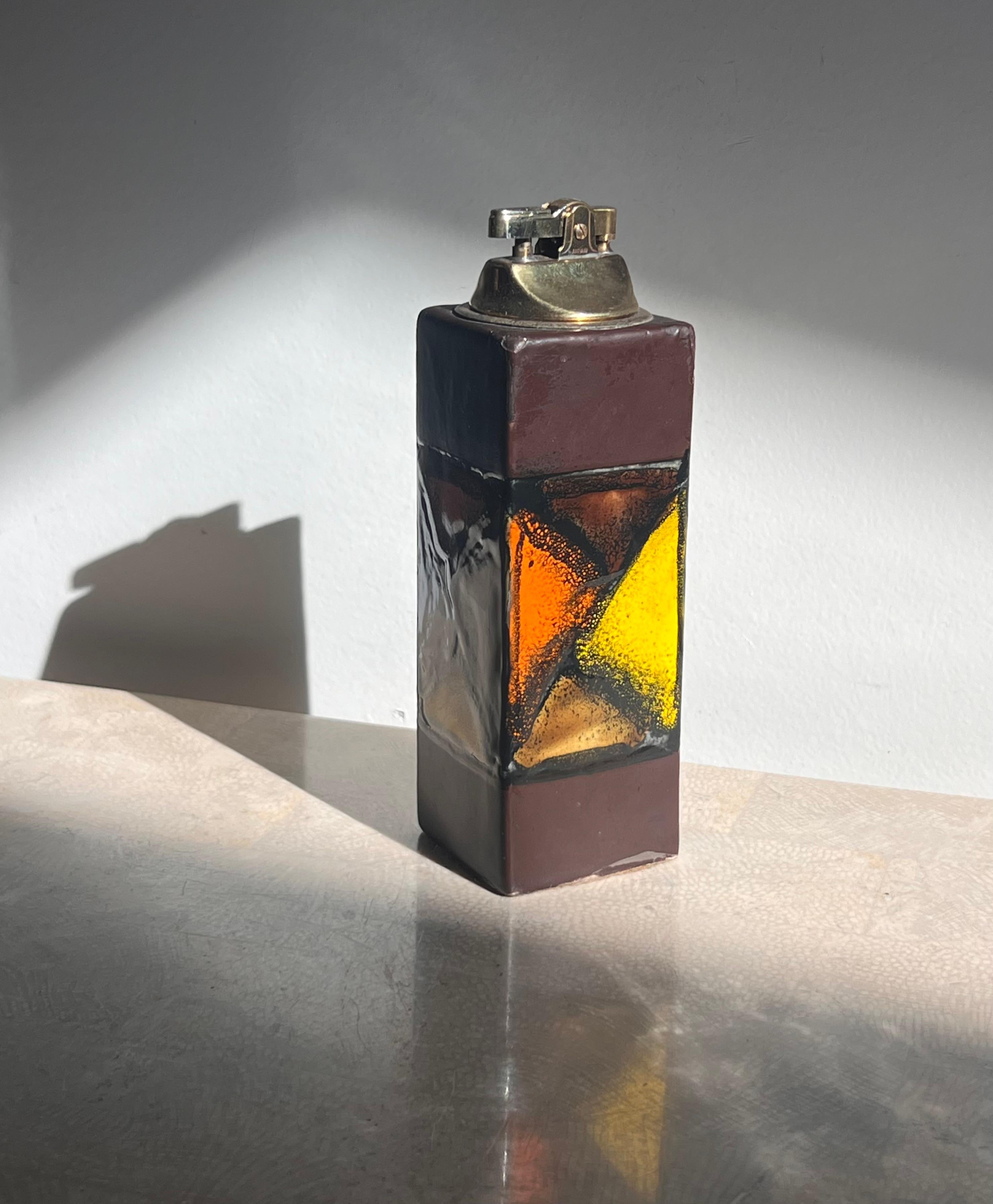 A mid century modern ceramic lighter by Aldo Londi for Bitossi, Italy 1960s. Tones of espresso, marigold, and mandarin. Working condition unchecked; I did not attempt to refill the lighter fluid as I’m unable to ship anything containing it. Pick up