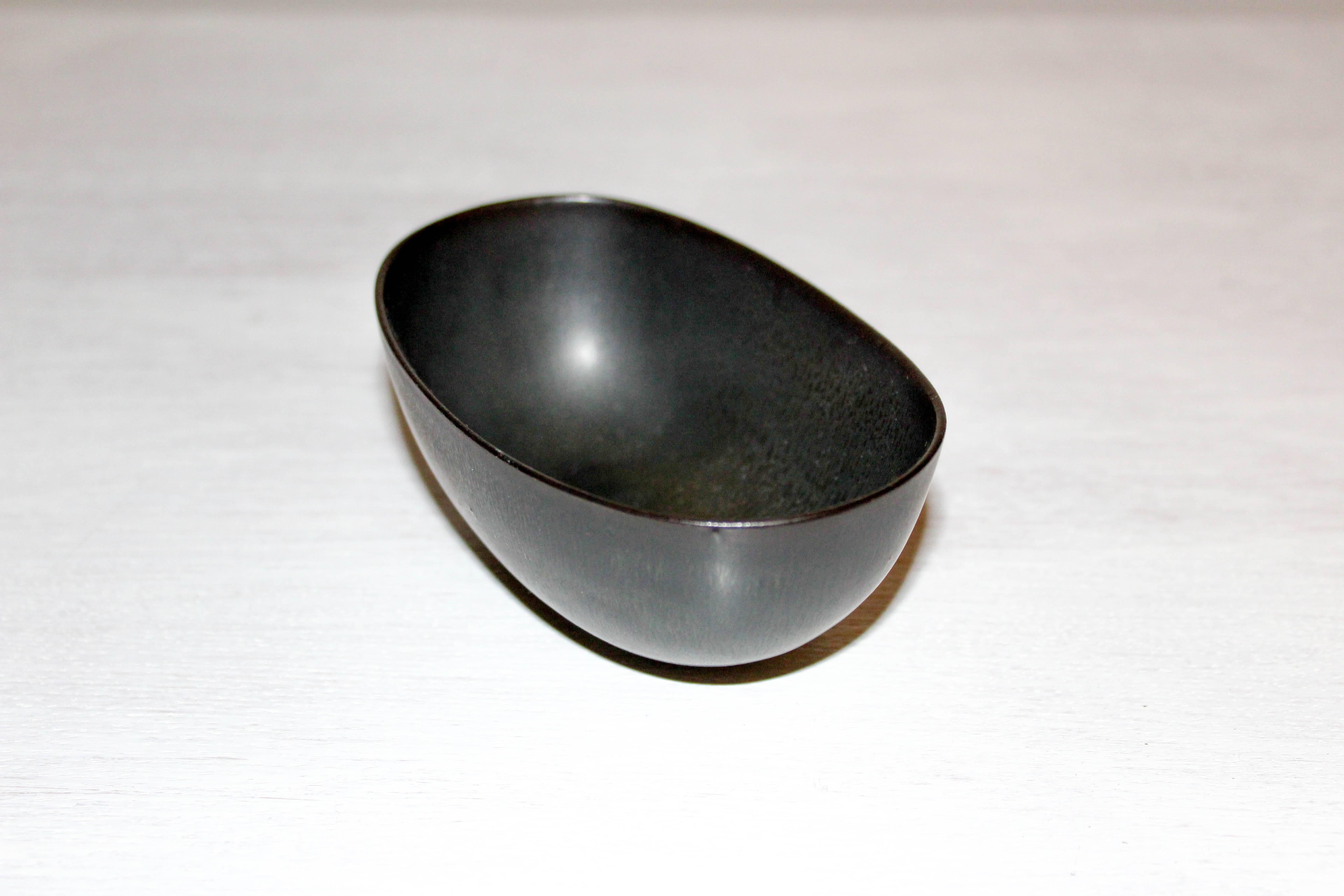 Midcentury ceramic miniature bowl by Swedish designer Carl Harry Stålhane for Rörstrands. This small black bowl is minimalistic and decorative. Good vintage condition with minor signs of usage.