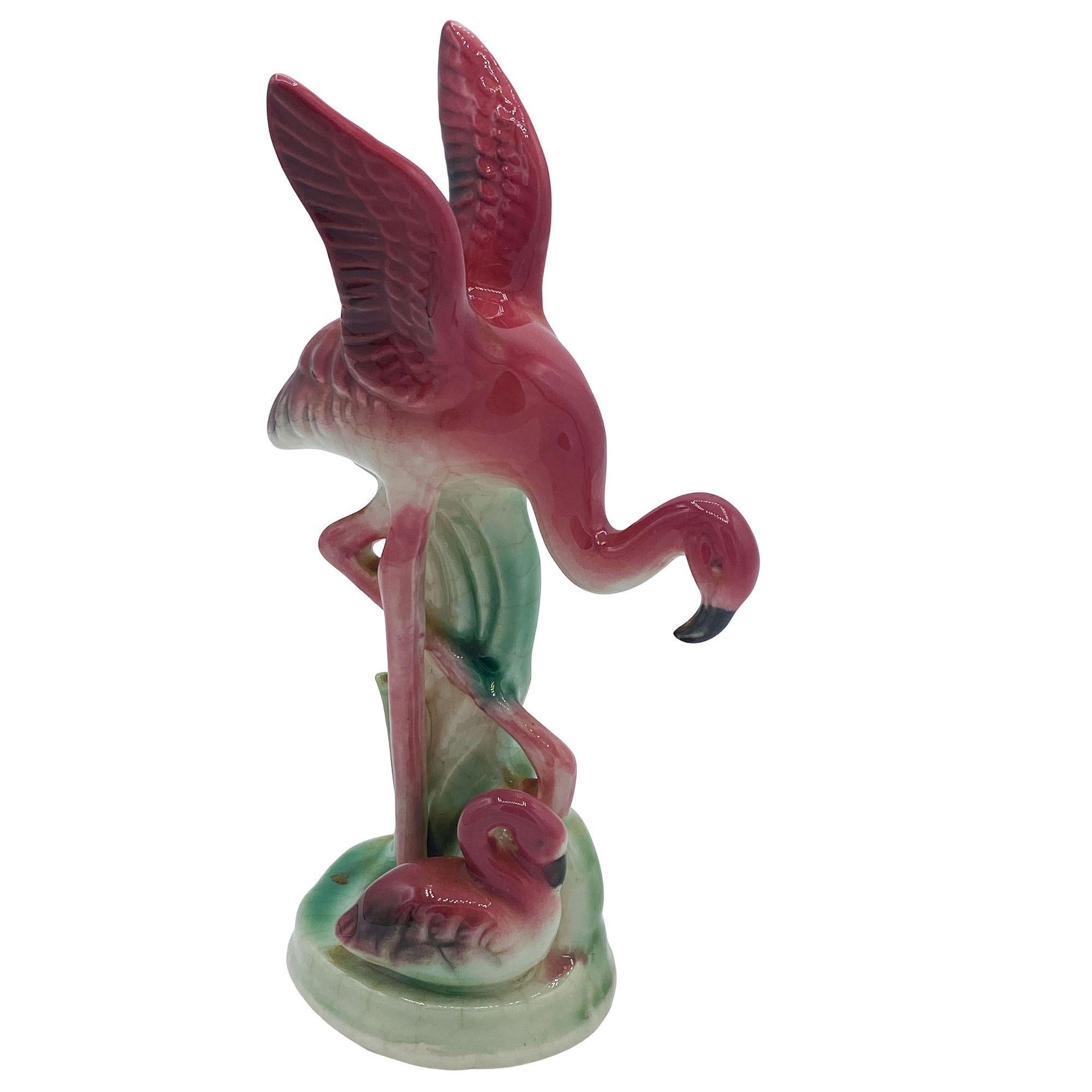 Vase de table en céramique rose et vert flamant rose miniature du milieu du siècle en poterie californienne, ensemble de vases assortis His and Her par Leftons. L'ensemble comprend deux flamants roses magnifiquement détaillés dans des feuilles