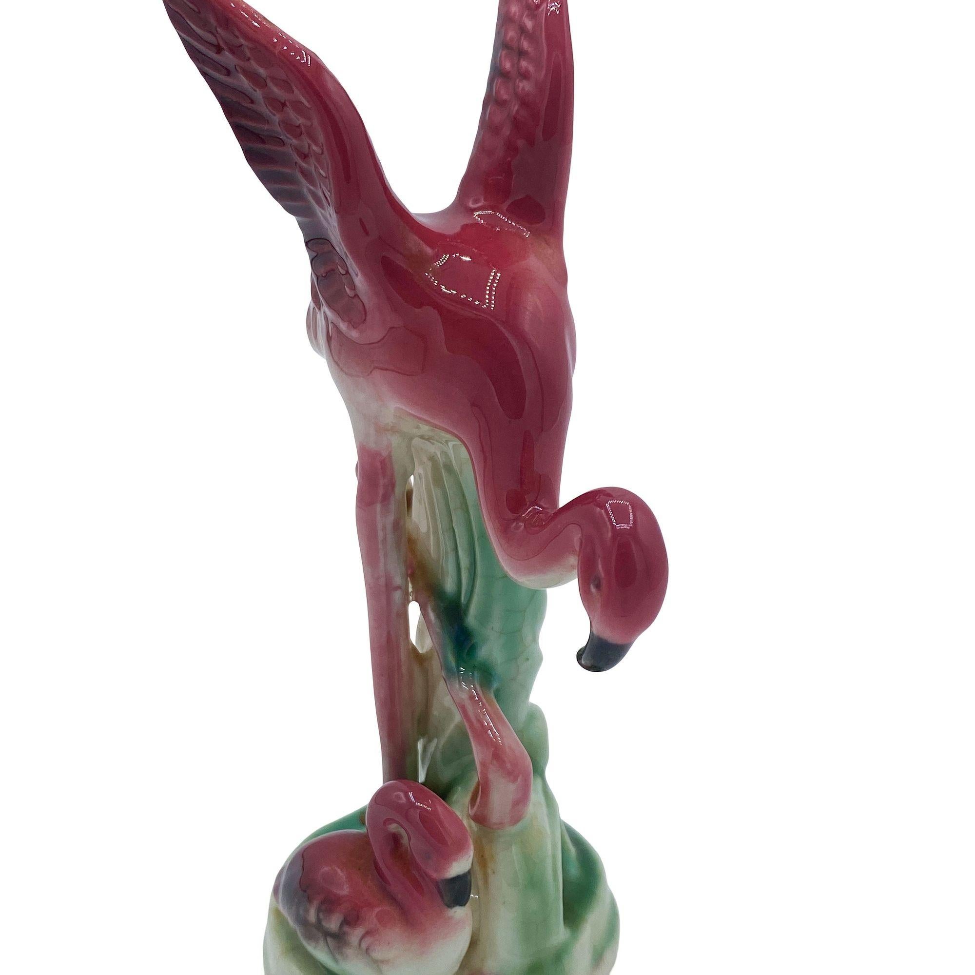 Statue de table de flamant rose miniature en céramique du milieu du siècle par Leftons en vente 1