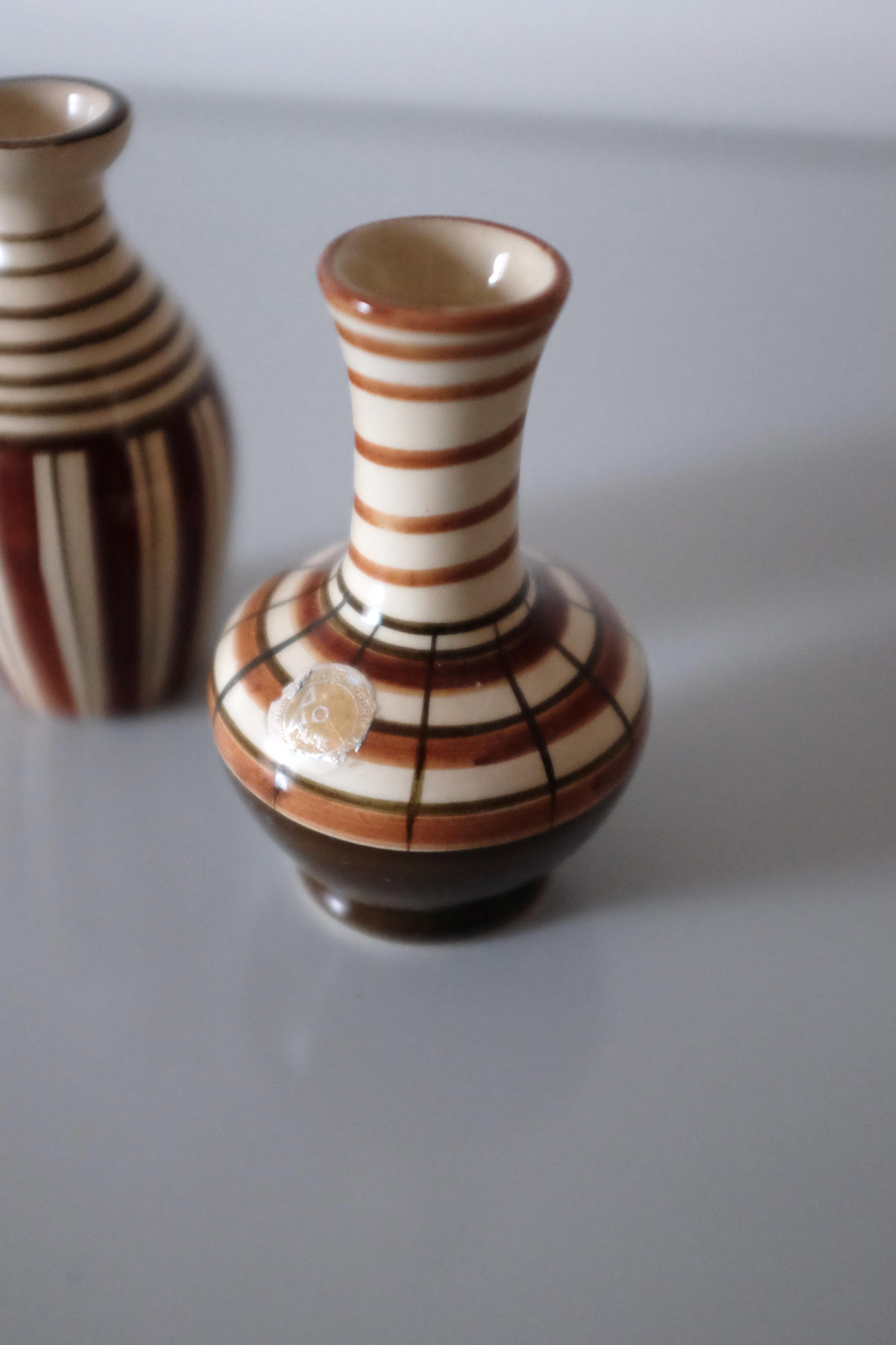 Charmante paire de miniatures en céramique réalisées par Eva Jancke-Björk pour Bo Fajans, Suède. Ils font partie d'une collection d'objets miniatures qu'Eva Jancke-Björk a créée pour Bo Fajans et qui sont typiques de sa signature, à savoir des
