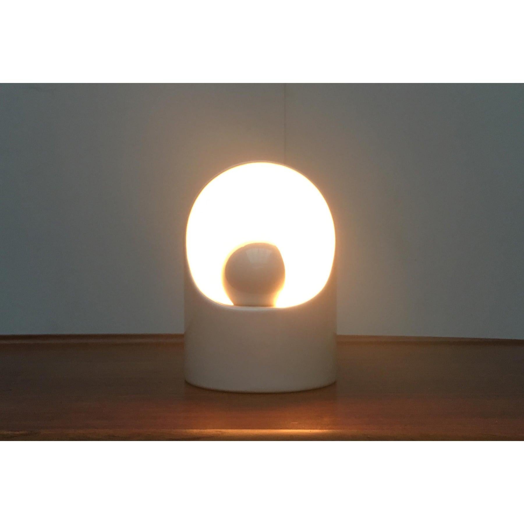 Rare lampe de table en céramique des années 70 par Philips.

Une forme très particulière, émaillée en blanc et en céramique. Un détail particulier est la petite demi-coquille, qui peut être tournée autour de la lampe. Vous pouvez donc régler