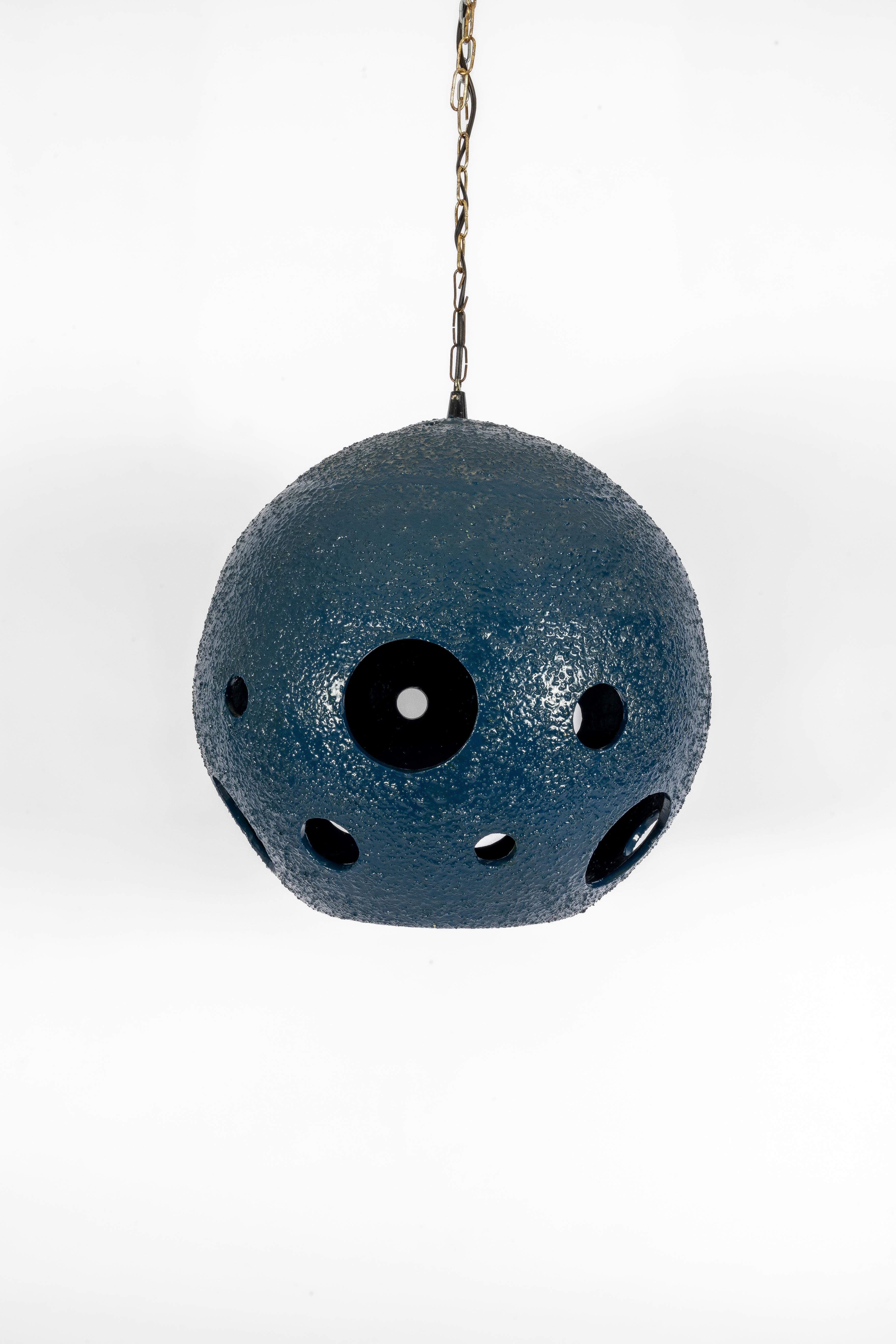 Pendentif lune en grès ou en céramique 
Probablement Allemagne de l'Ouest, Scheurich

Forme de boule avec des trous représentant des cratères de lune

1 point lumineux avec soquet dans la lampe

Bon état général, à l'exception de 2 ou 3 taches ou