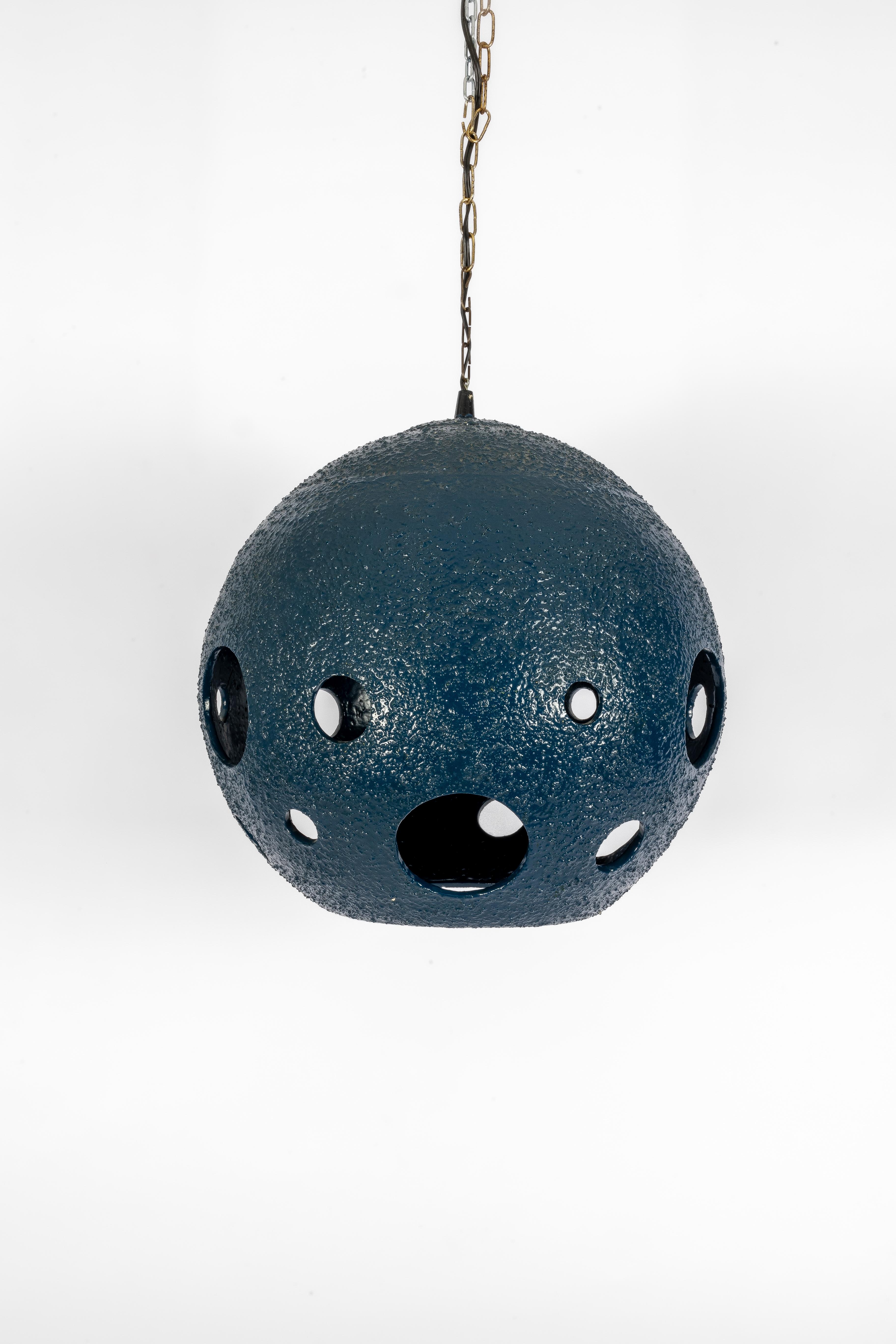 Mid-Century Modern Pendentif de lune de lune de l'ère spatiale du milieu du siècle dernier en vente