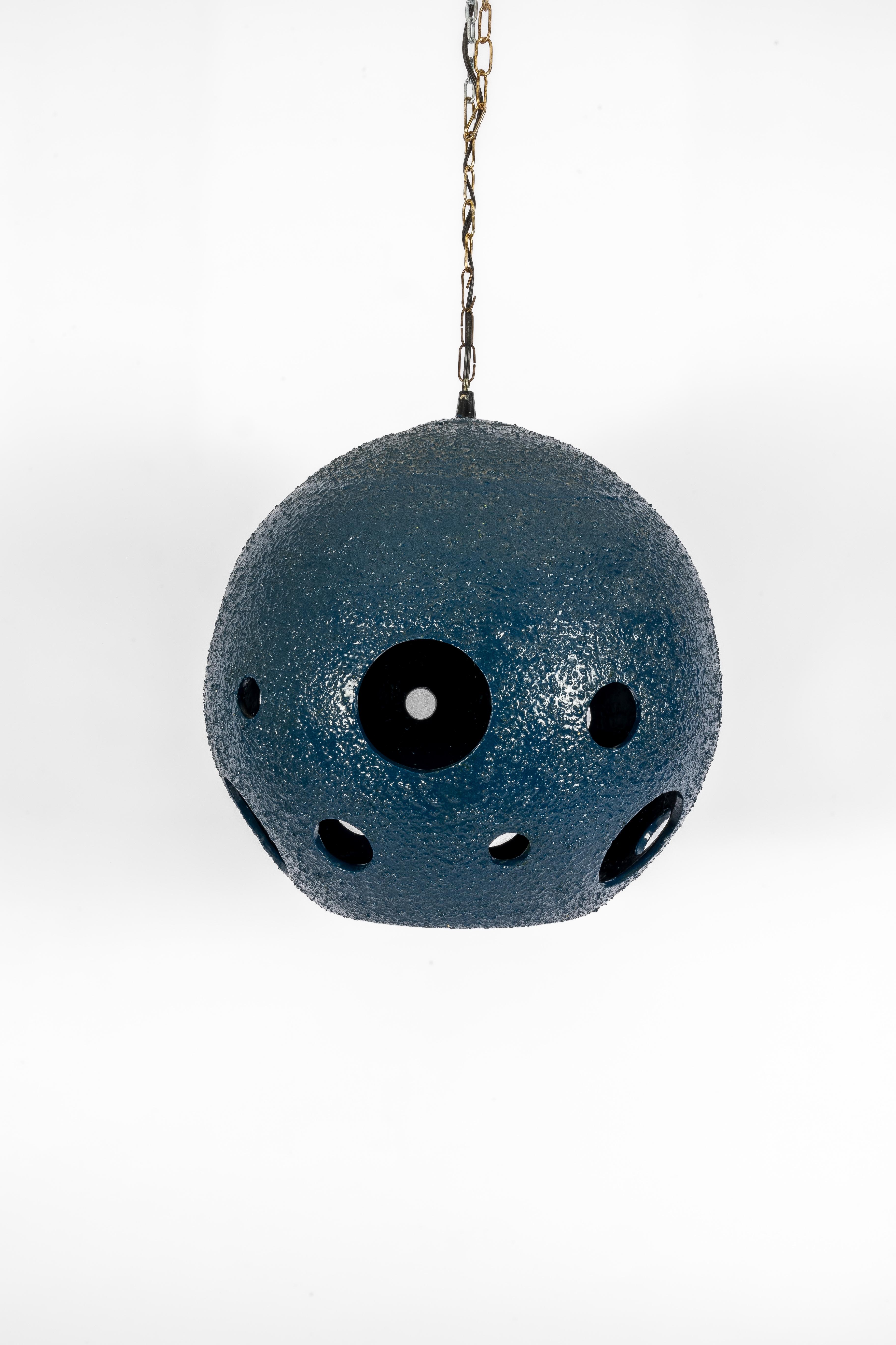 Moulé Pendentif de lune de lune de l'ère spatiale du milieu du siècle dernier en vente