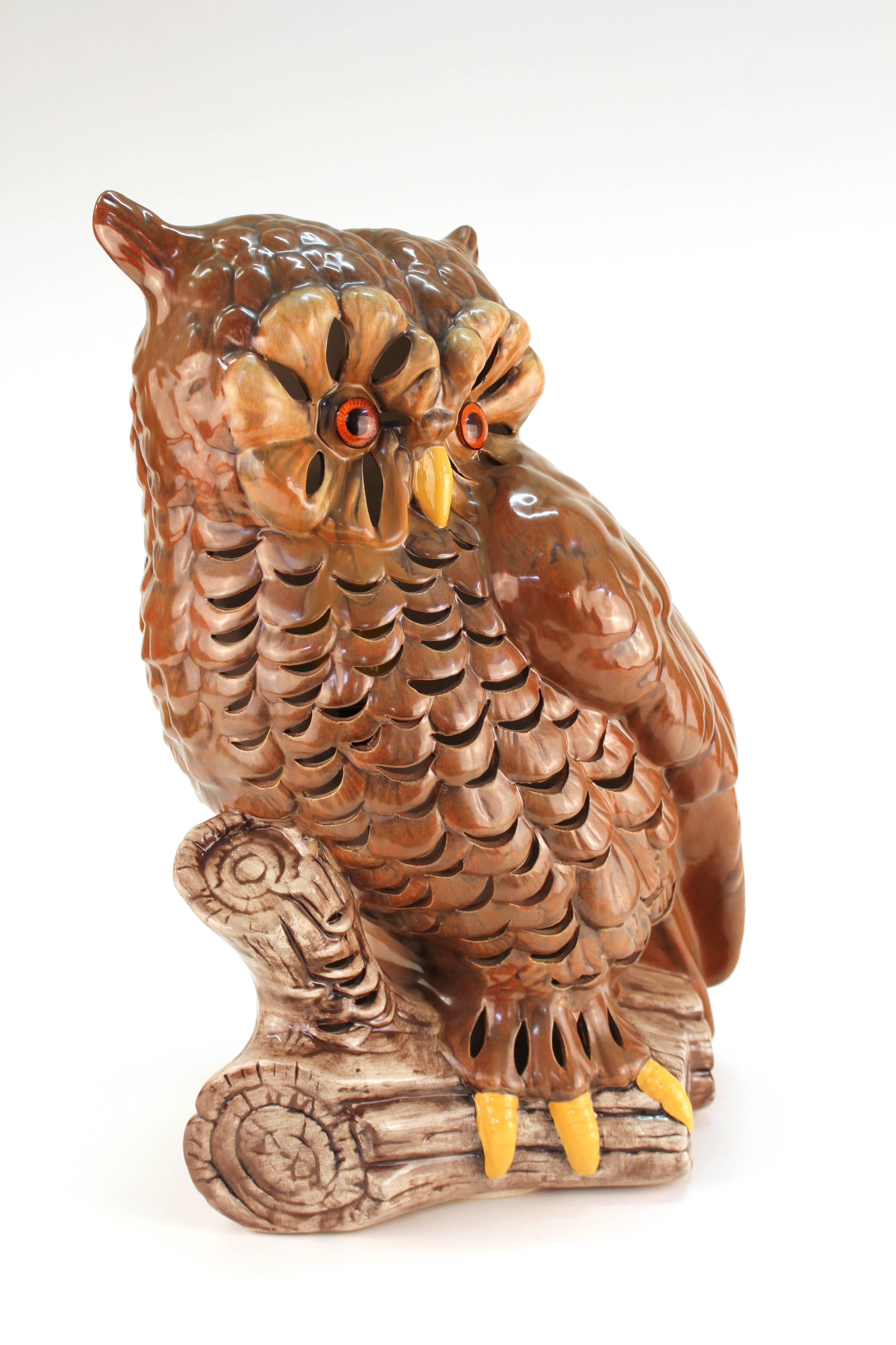 A Mid-Century Modern table lamp in shape of a seated owl. The piece is made of ceramic and was produced in the 1960s in the United States. In very good condition.
