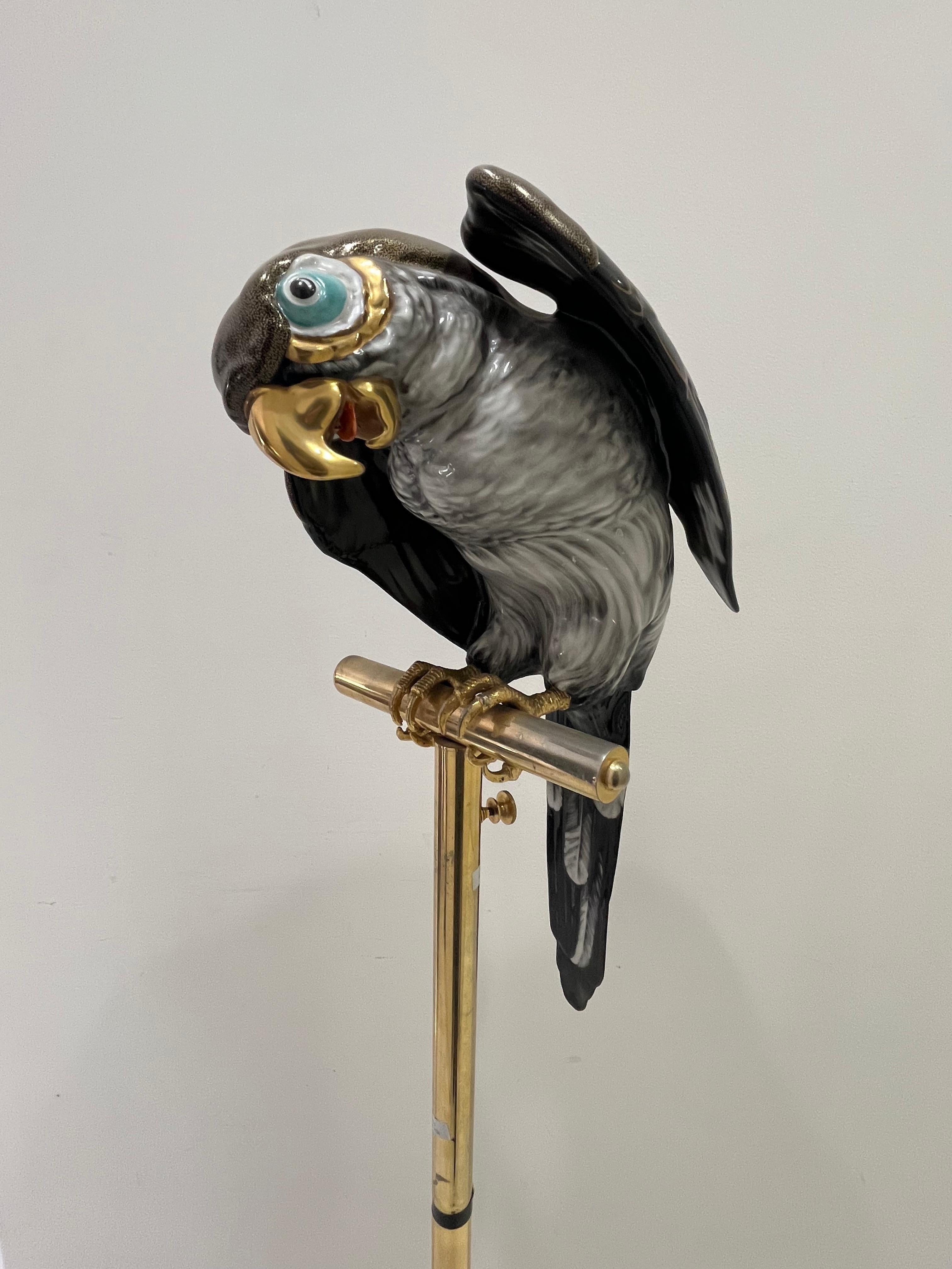 Italiano Pappagallo in ceramica di metà secolo e posatoio in ottone, Made in Italy, anni '60 in vendita