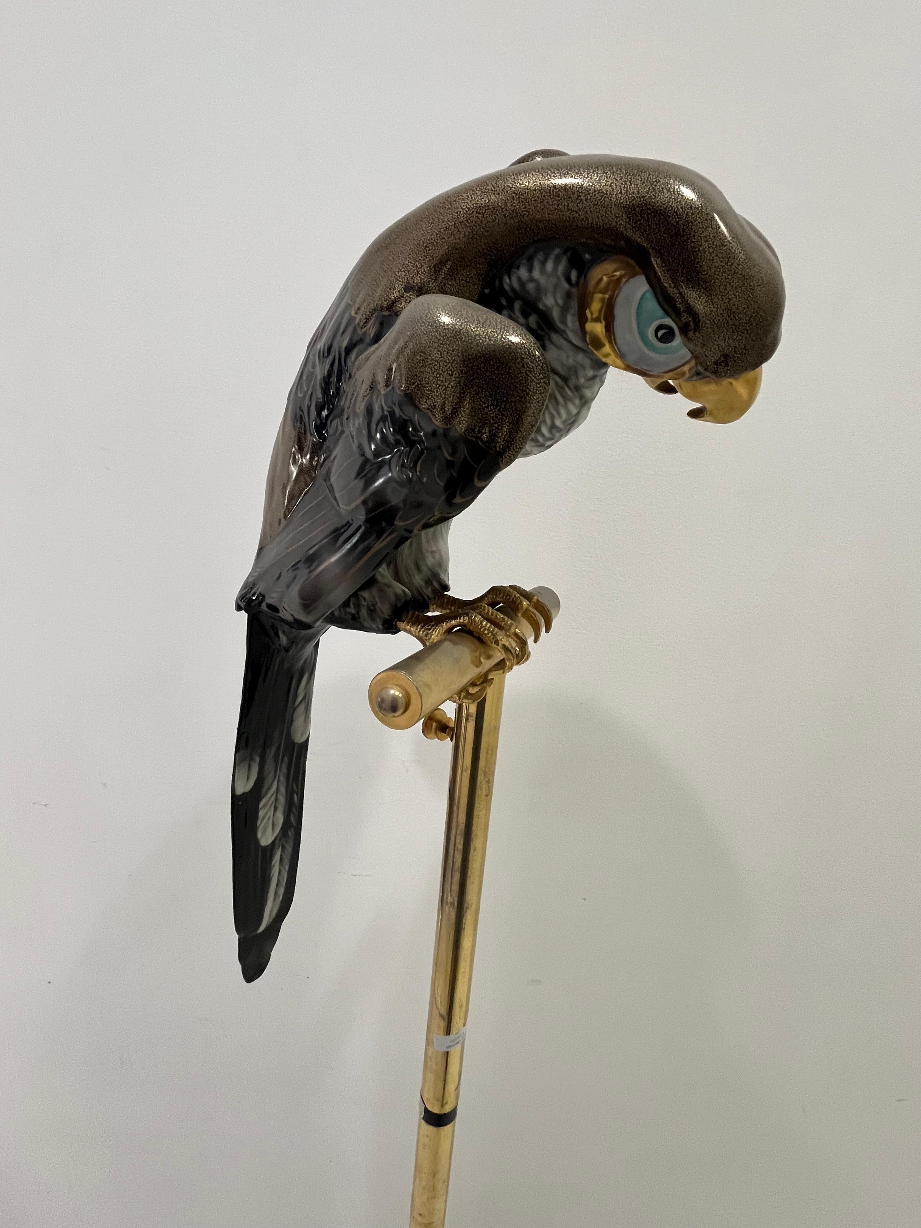 Metà XX secolo Pappagallo in ceramica di metà secolo e posatoio in ottone, Made in Italy, anni '60 in vendita