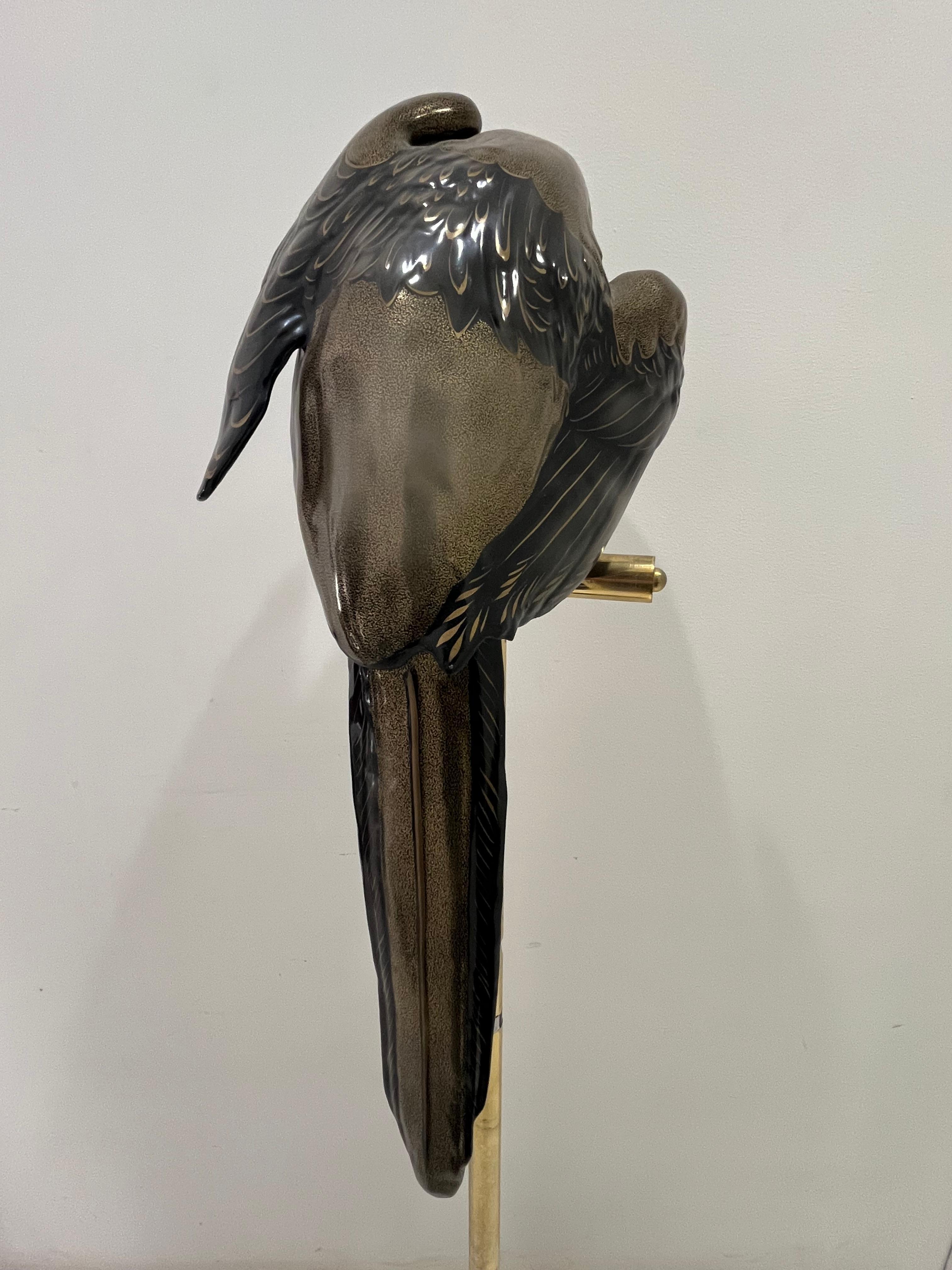 Ottone Pappagallo in ceramica di metà secolo e posatoio in ottone, Made in Italy, anni '60 in vendita