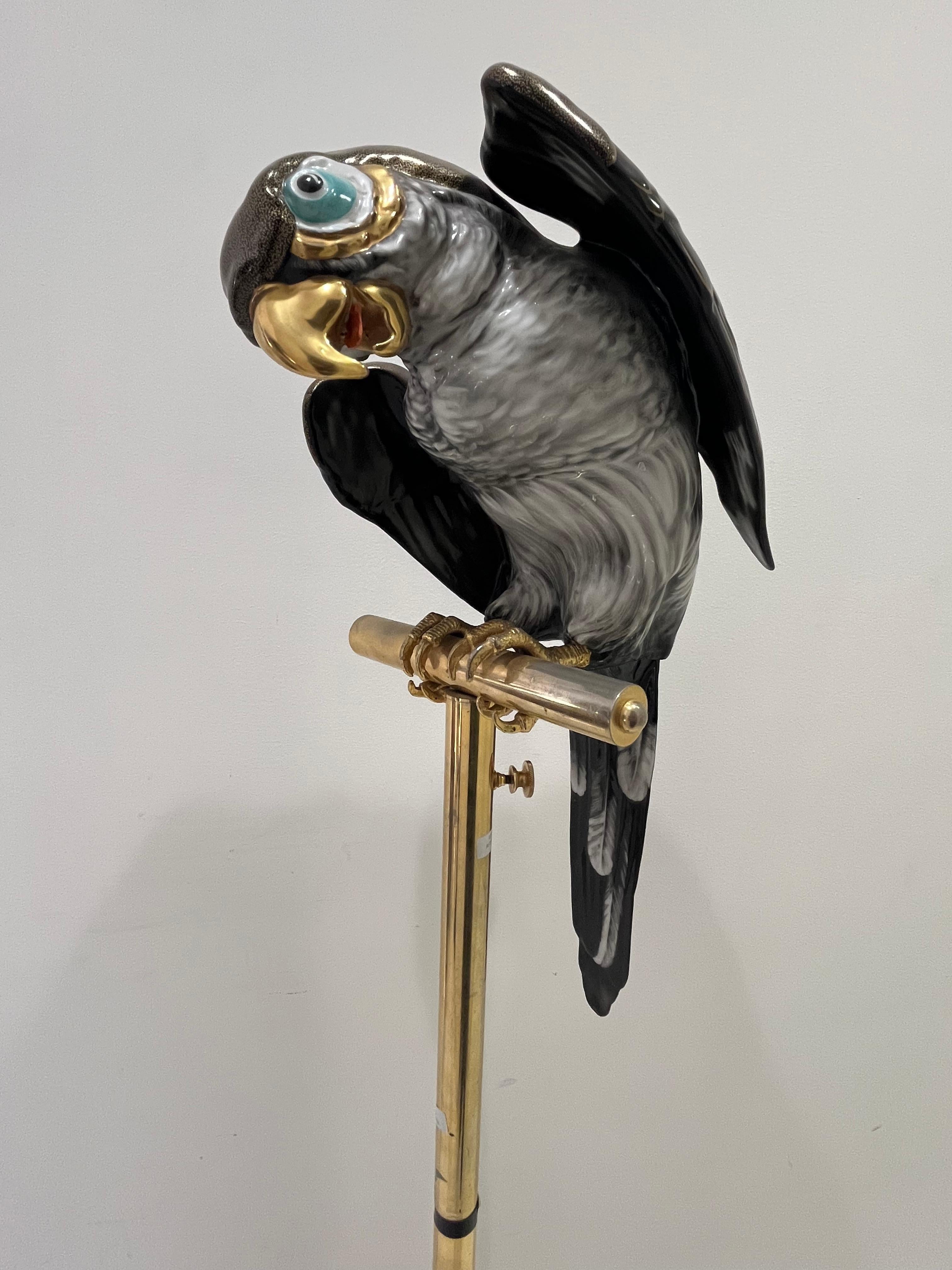 Pappagallo in ceramica di metà secolo e posatoio in ottone, Made in Italy, anni '60 in vendita 1
