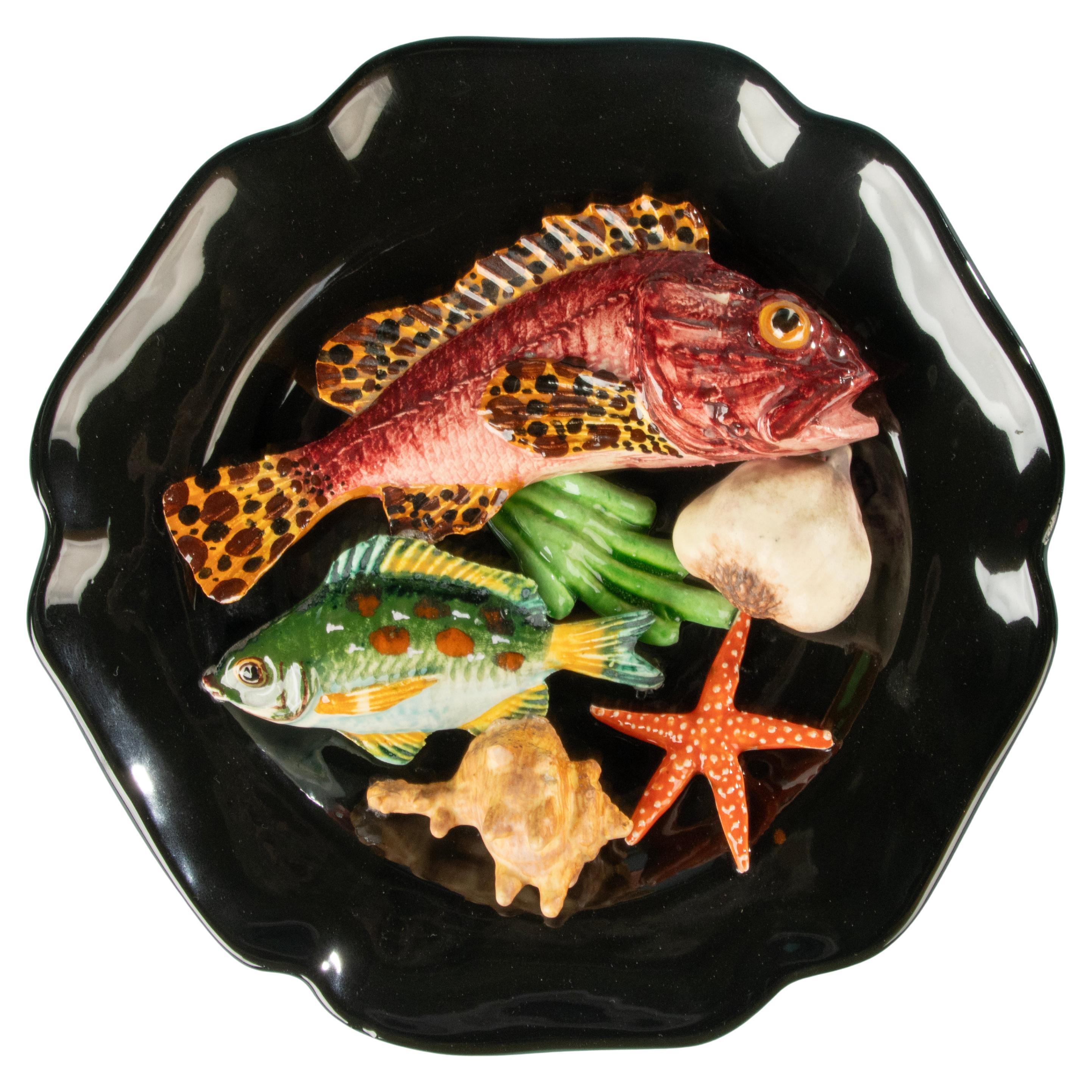 Piatto in ceramica di metà secolo - Vallauris - Barbotine - Natura morta marina in vendita