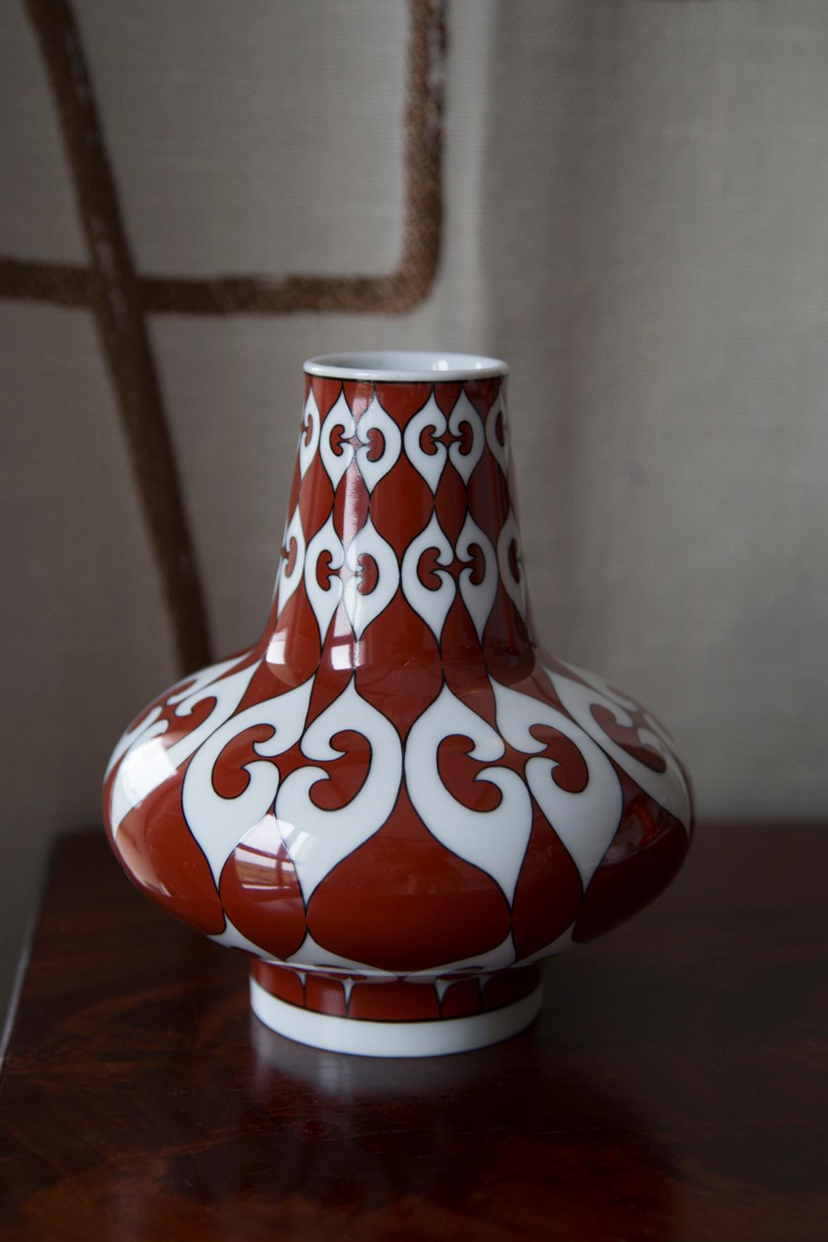 Precioso jarrón de cerámica moderno de mediados de siglo, de la década de 1960.
Original vintage muy buen estado. Sólo una pieza única. Hand Made y pintado a mano en la República Checa, Europa. Firmado 