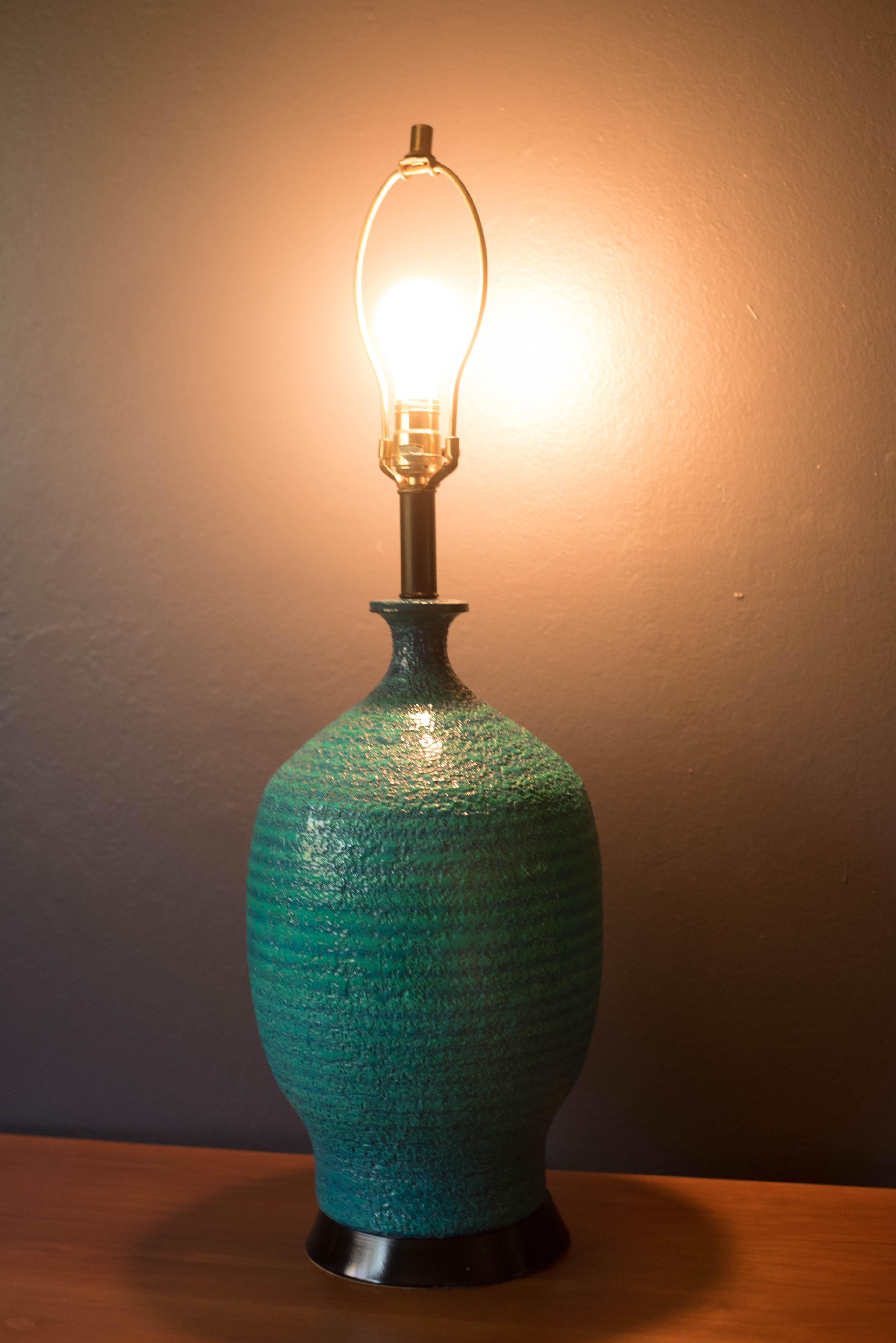 Mid Century Ceramic Pottery Glazed Accent Table Lamp For Sale 1