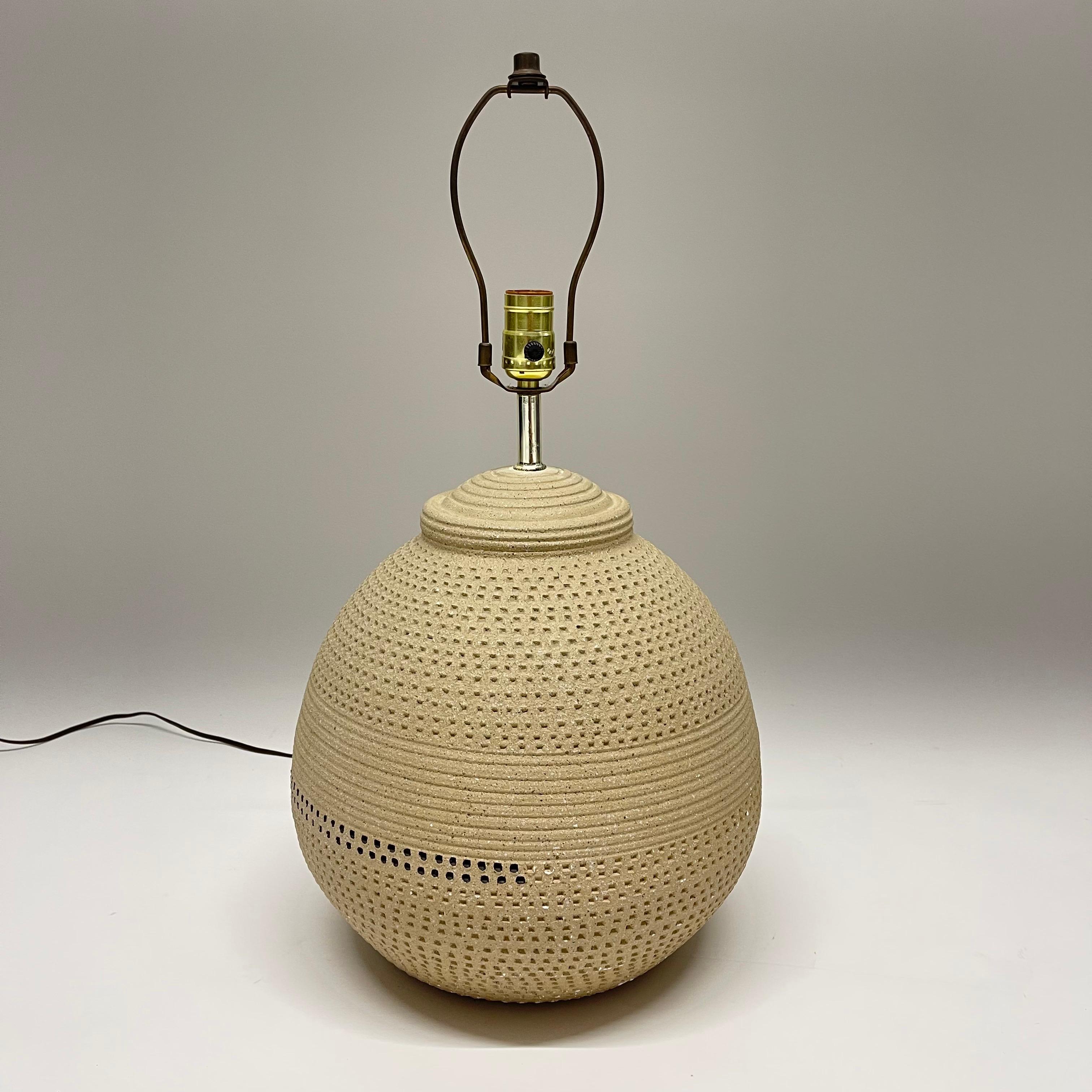 Mid-Century Ceramic Pottery Lamp by Jane & Gordon Martz for Marshall Studios In Good Condition For Sale In Miami, FL
