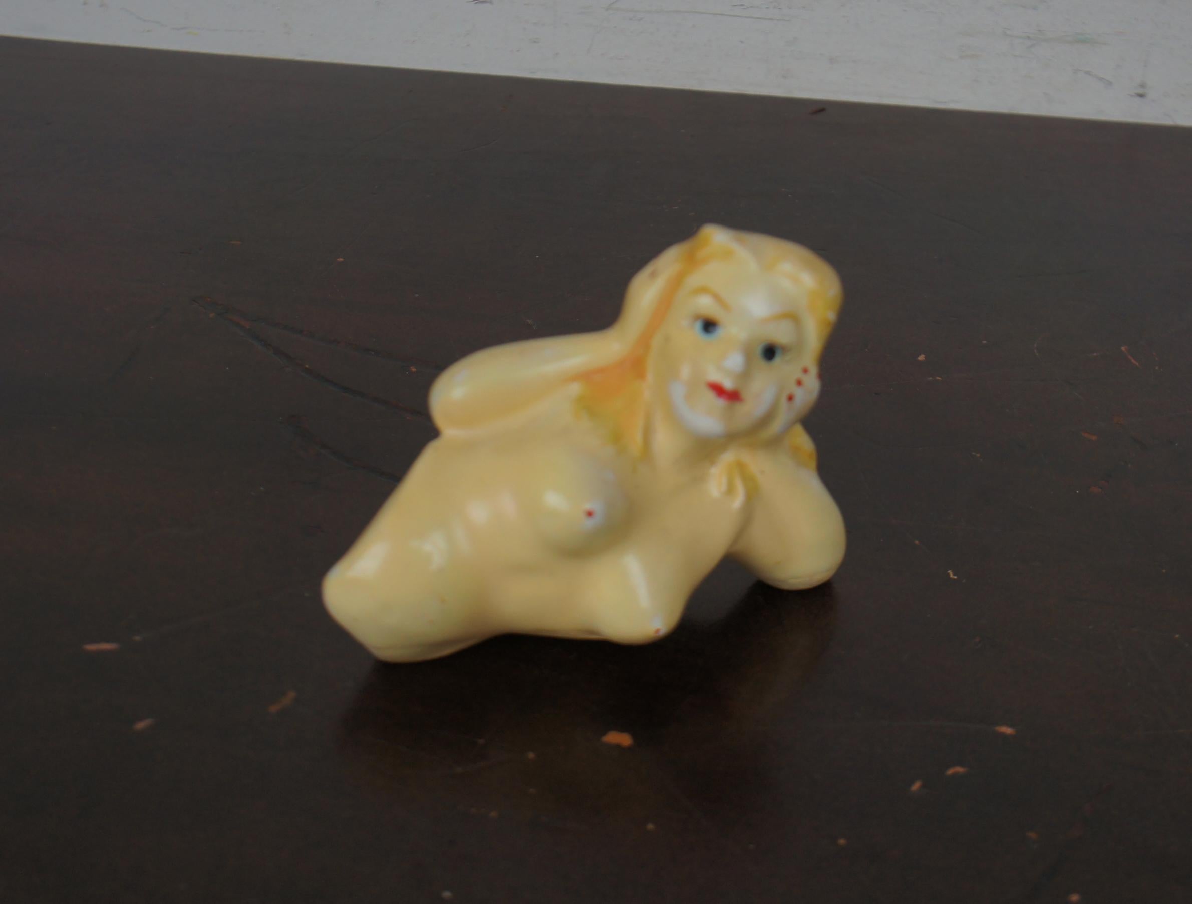 Midcentury Ceramic Risque Nude Pin Up Girl Split Lady Salt and Pepper Shakers In Good Condition In Dayton, OH