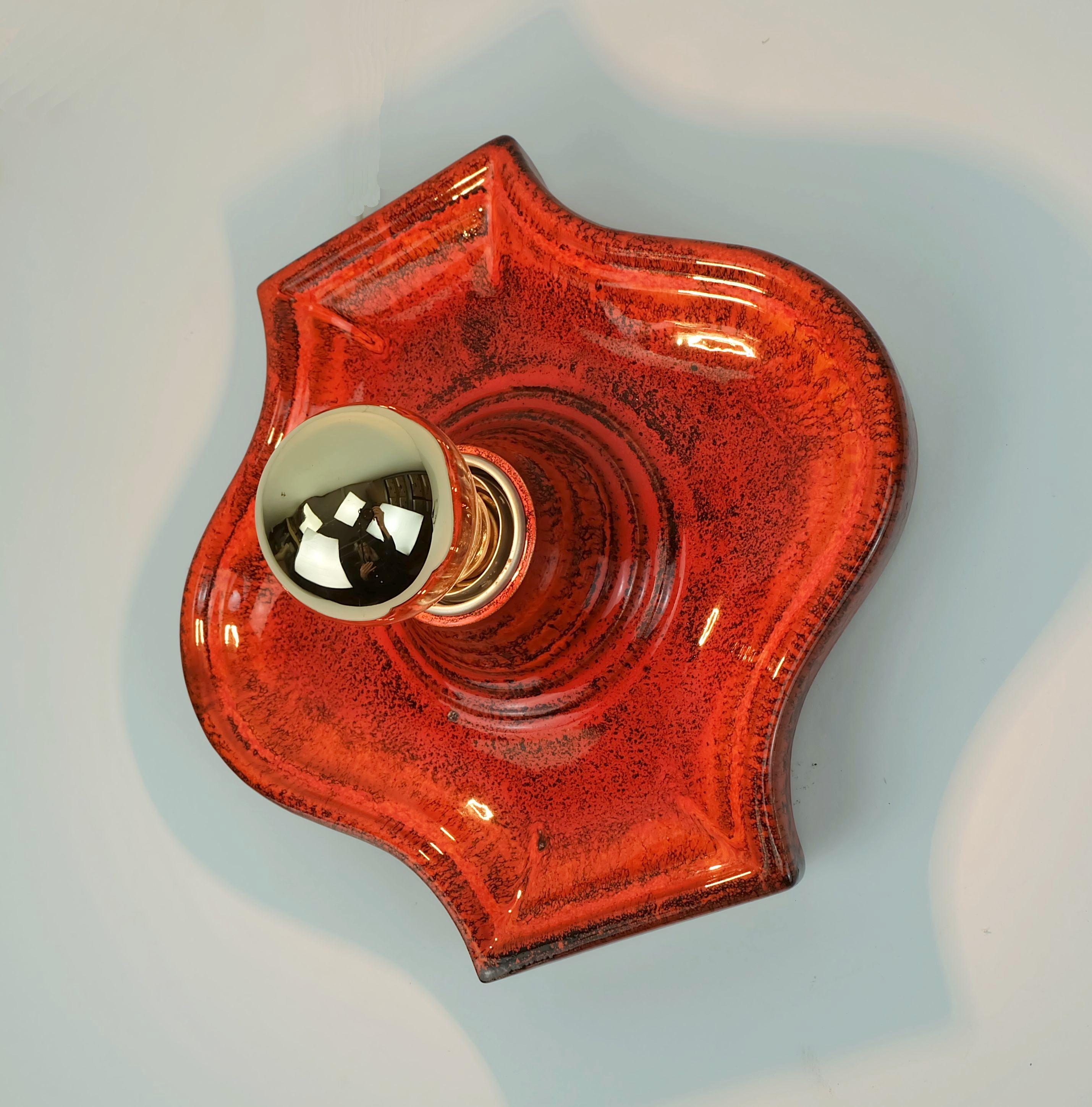 Mid Jahrhundert Keramik SCONCE Wandleuchte 1960er 1970er rot orange schwarz (Moderne der Mitte des Jahrhunderts) im Angebot
