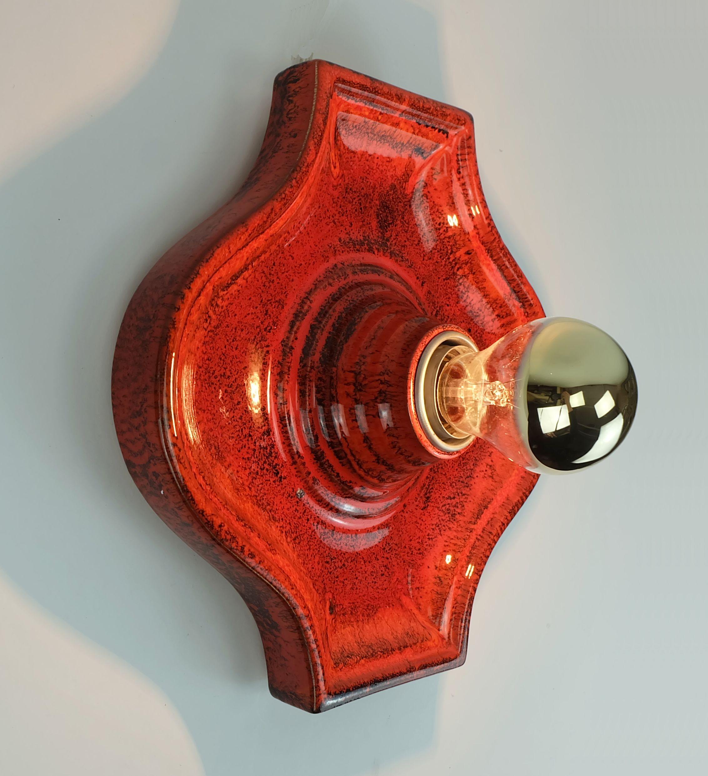 Allemand Applique SCONCE en céramique du milieu du siècle 1960 1970 rouge orange noir en vente