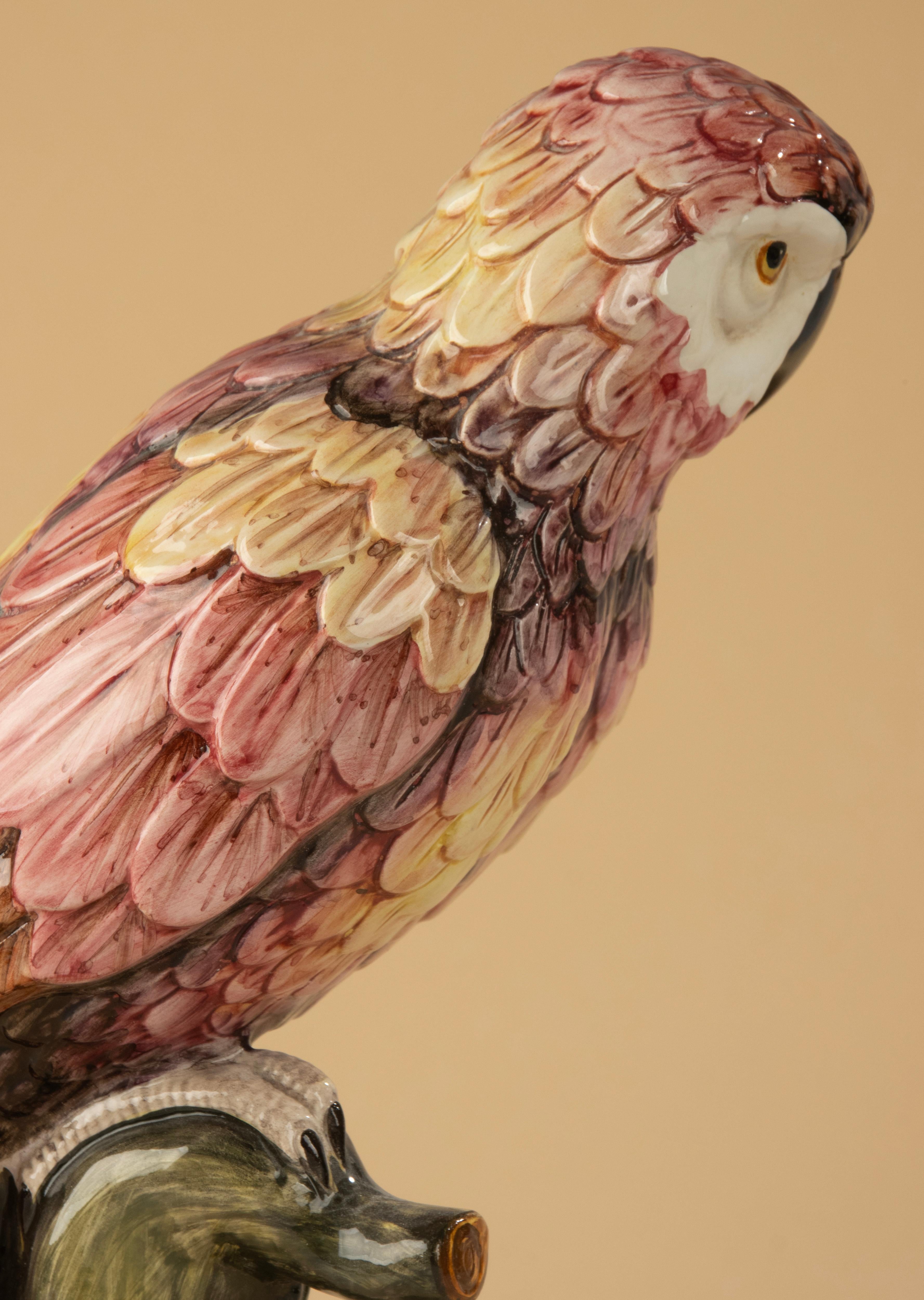 Scultura in ceramica di metà secolo raffigurante un pappagallo - Ronzan Made in Italy in vendita 3