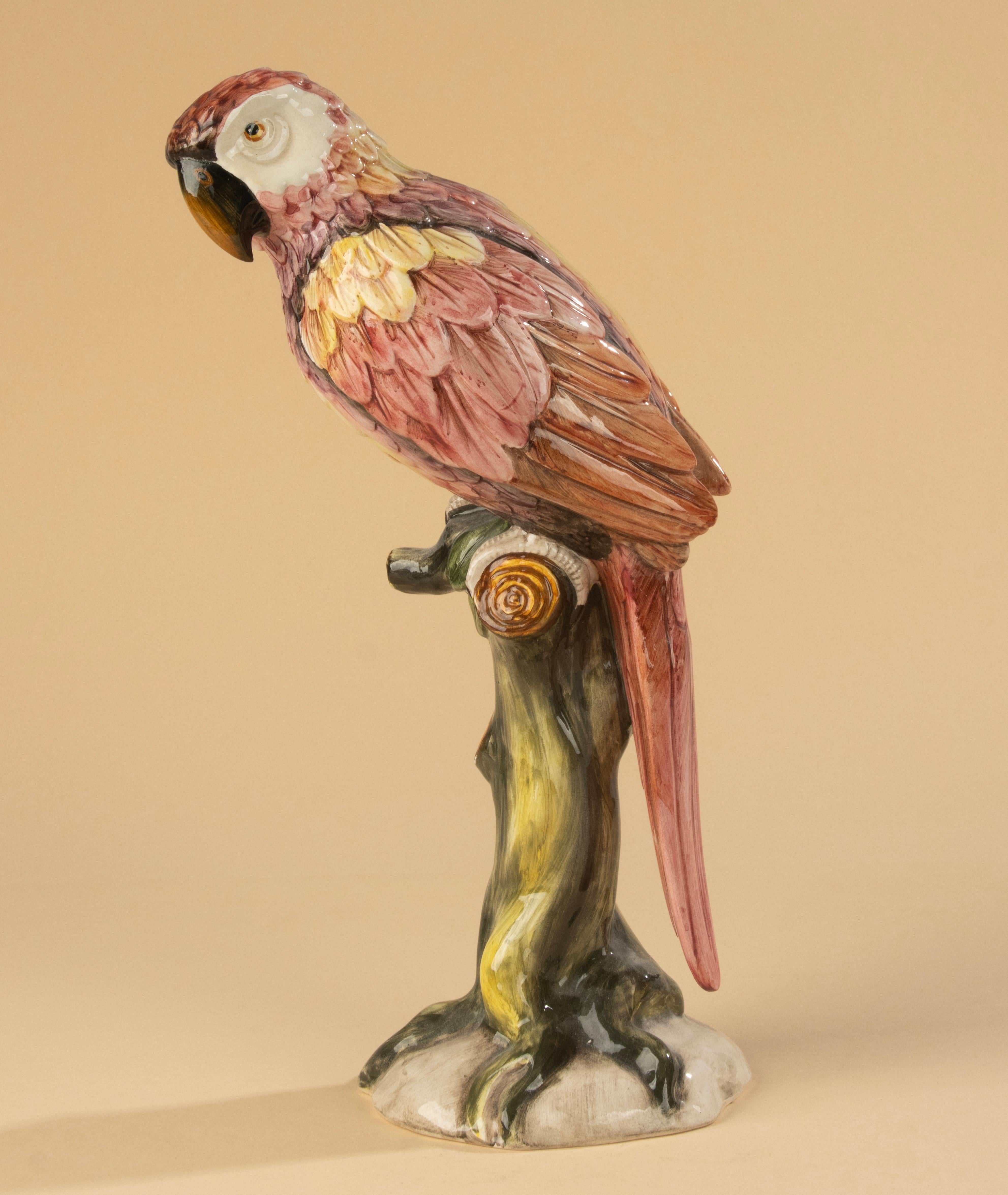 Italiano Scultura in ceramica di metà secolo raffigurante un pappagallo - Ronzan Made in Italy in vendita